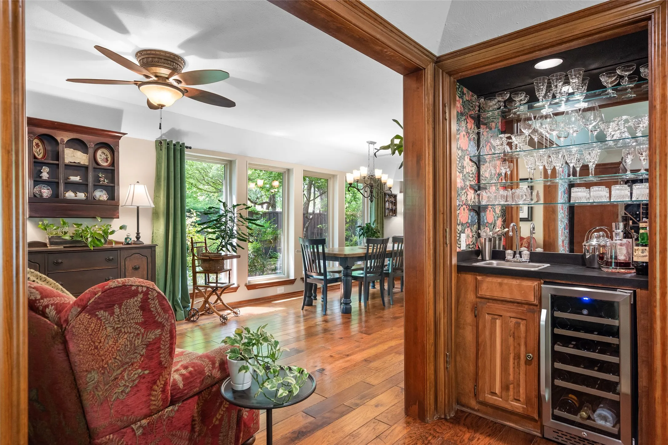 Single Family Residence For Sale in Tarrant County , 3 Echo Cove, Grapevine, Texas 76051, 4 Bedroom, 3 Bathroom, 2 Garage spaces, 2,410 Sqft, built in 1979, mls#21339001, Real Estate Agent in Grapevine, Homes For Sale in Tarrant county, Homes For Sale in Grapevine, Realtor in Grapevine Texas, Real Estate Brokerage Independent Realty Texas, Luminita Cordes Realtor