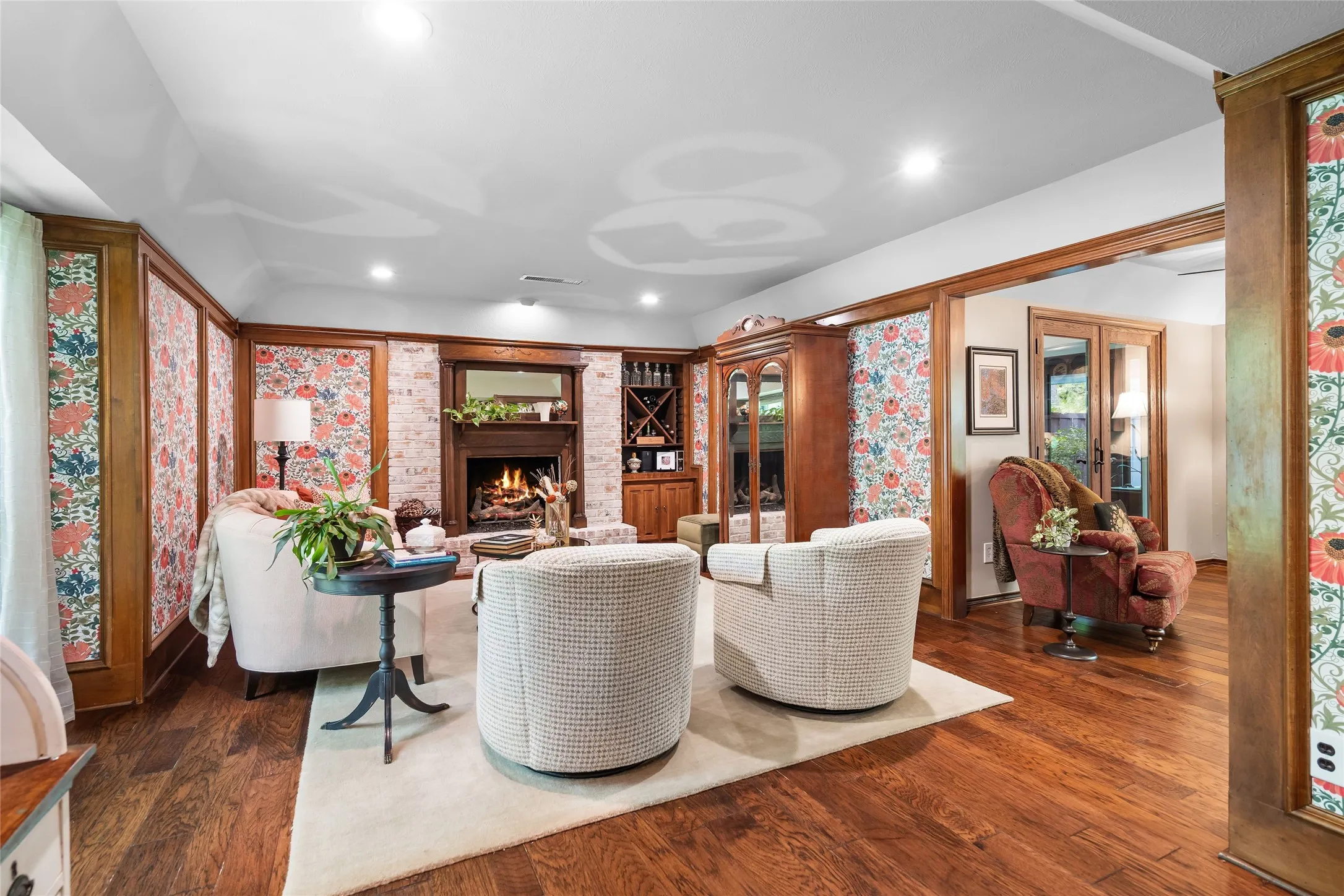 Single Family Residence For Sale in Tarrant County , 3 Echo Cove, Grapevine, Texas 76051, 4 Bedroom, 3 Bathroom, 2 Garage spaces, 2,410 Sqft, built in 1979, mls#21339001, Real Estate Agent in Grapevine, Homes For Sale in Tarrant county, Homes For Sale in Grapevine, Realtor in Grapevine Texas, Real Estate Brokerage Independent Realty Texas, Luminita Cordes Realtor