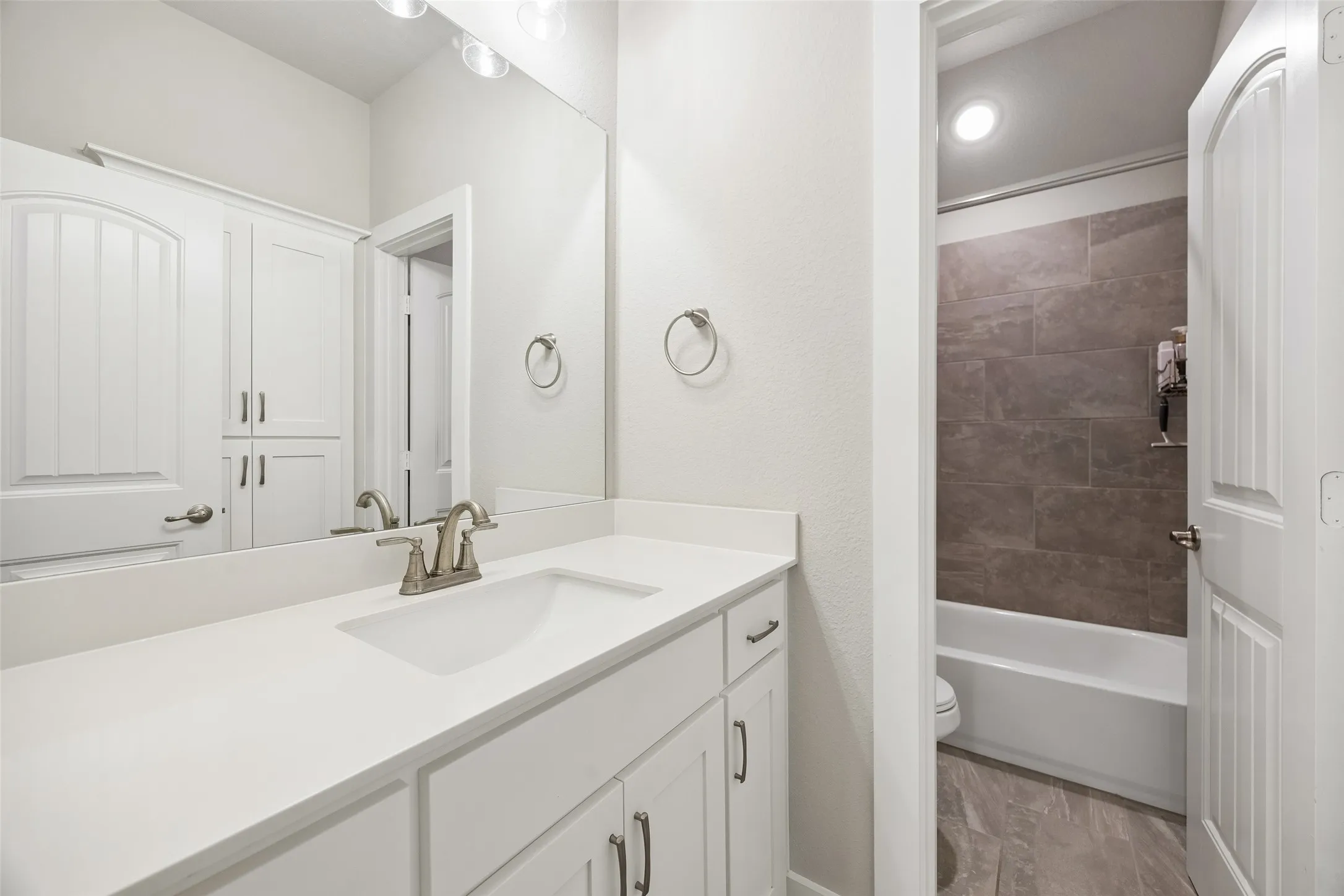 Single Family Residence For Sale in Fannin County , 630 Brown Road, Leonard, Texas 75452, 4 Bedrooms, 4 Bathrooms, 3 Garage spaces, 2,910 Sqft, built in 2024, Price $599,000, mls#21339404, Real Estate Agent in Leonard, Homes For Sale in Fannin county, Homes For Sale in Leonard, Realtor in Leonard Texas, Real Estate Brokerage Independent Realty Texas, Luminita Cordes Realtor