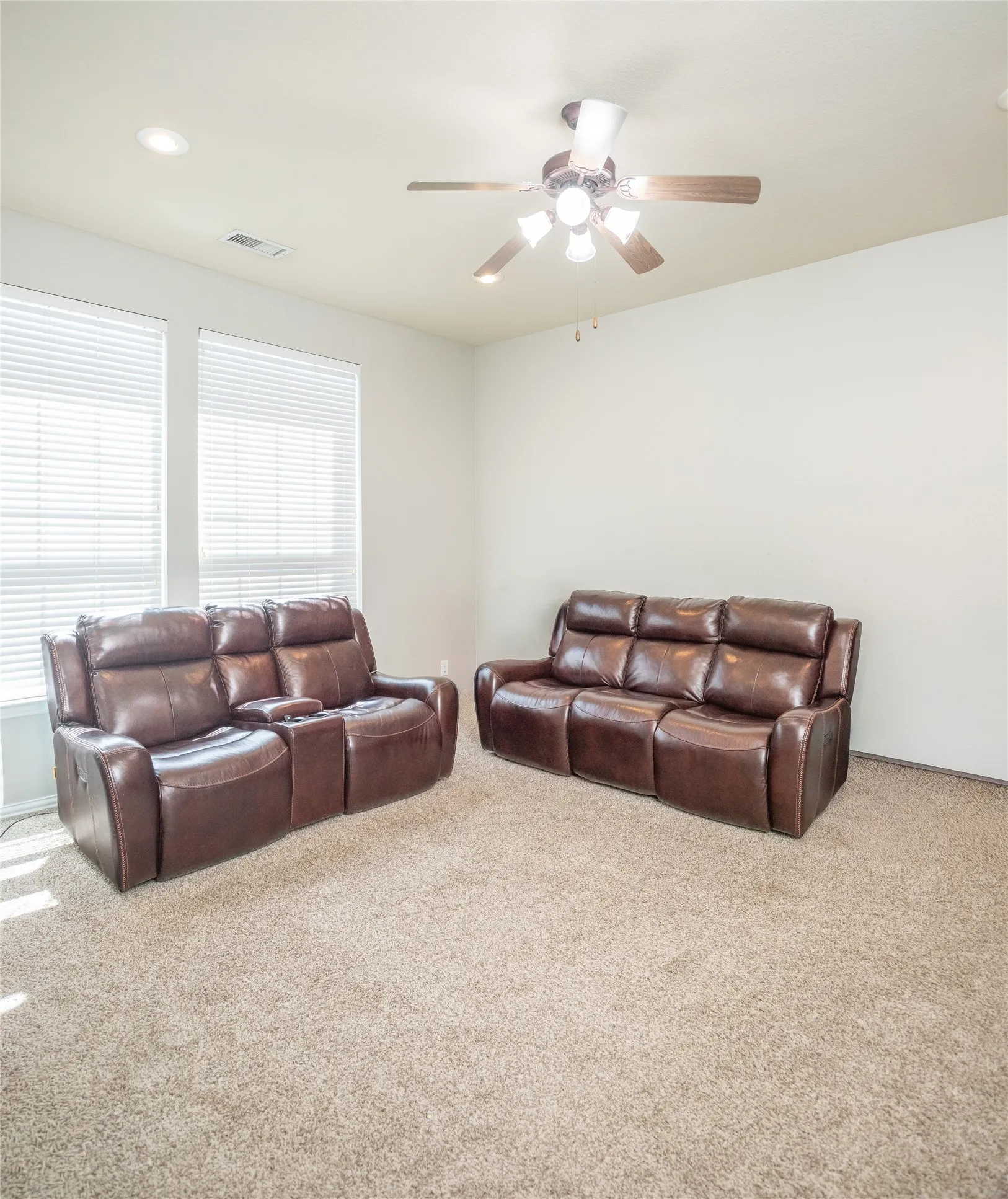 Single Family Residence For Sale in Collin County , 14709 Holly Leaf Drive, Frisco, Texas 75035, 4 Bedroom, 4 Bathroom, 2 Garage spaces, 3,049 Sqft, built in 2003, mls#21338910, Real Estate Agent in Frisco, Homes For Sale in Collin county, Homes For Sale in Frisco, Realtor in Frisco Texas, Real Estate Brokerage Independent Realty Texas, Luminita Cordes Realtor