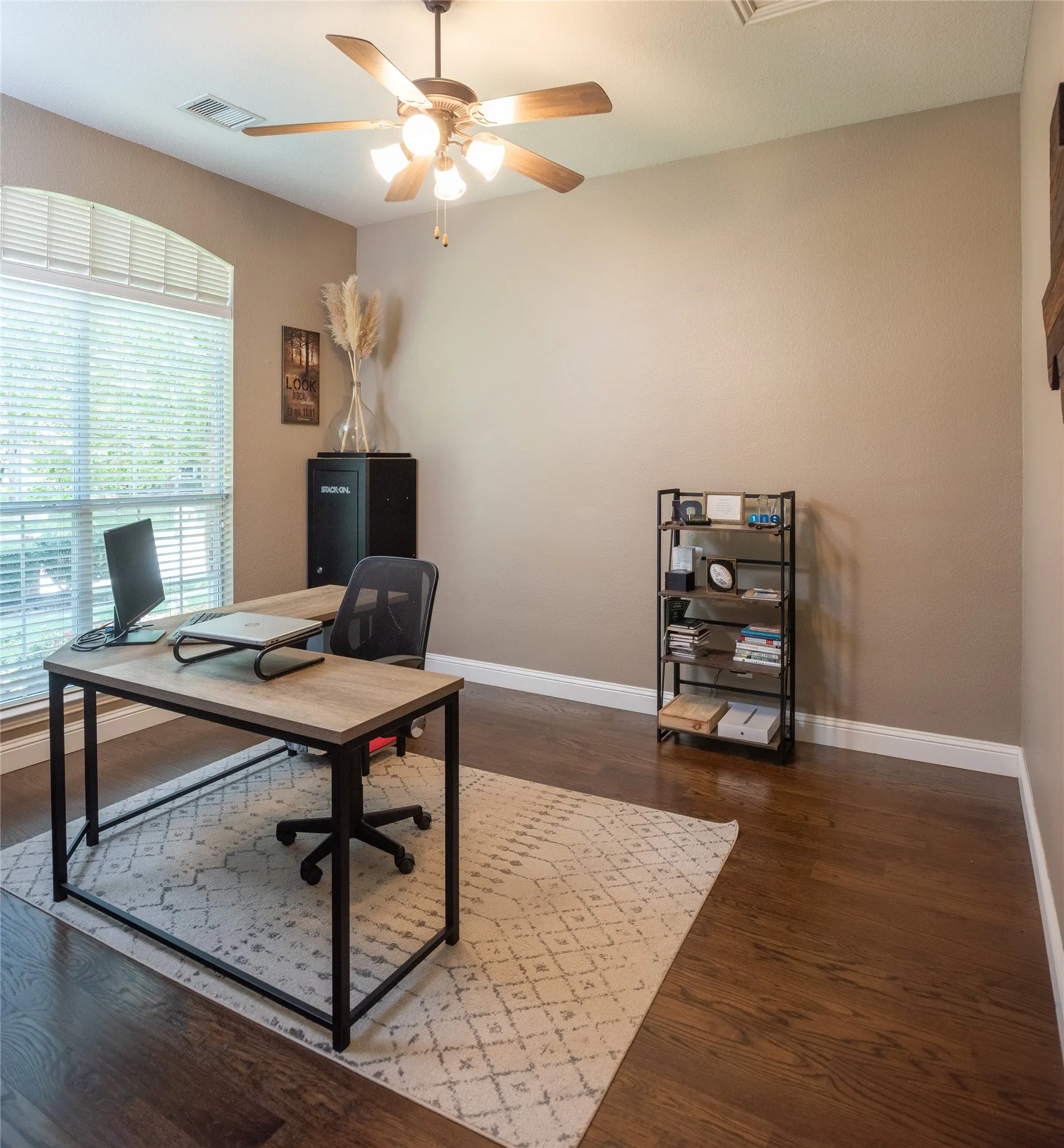 Single Family Residence For Sale in Collin County , 14709 Holly Leaf Drive, Frisco, Texas 75035, 4 Bedroom, 4 Bathroom, 2 Garage spaces, 3,049 Sqft, built in 2003, mls#21338910, Real Estate Agent in Frisco, Homes For Sale in Collin county, Homes For Sale in Frisco, Realtor in Frisco Texas, Real Estate Brokerage Independent Realty Texas, Luminita Cordes Realtor