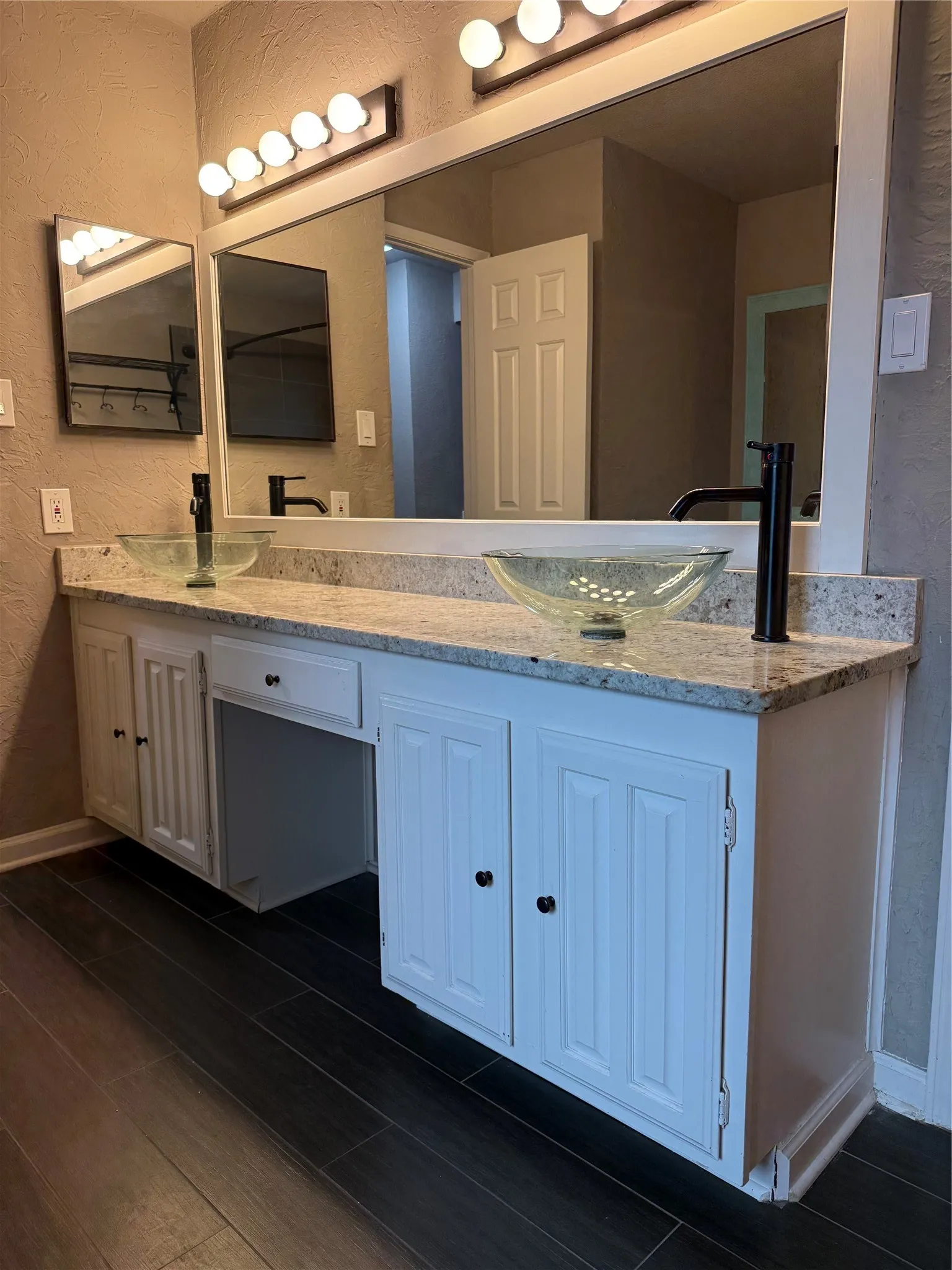Single Family Residence For Rent in Dallas County , 300 Cimarron Way, Irving, Texas 75063, 3 Bedroom, 2 Bathroom, 1 Garage spaces, 1,553 Sqft, built in 1985, Price $2,300, mls#21340330, Real Estate Agent in Irving, Homes For Rent in Dallas county, Homes For Rent in Irving, Realtor in Irving Texas, Real Estate Brokerage Independent Realty Texas, Luminita Cordes Realtor