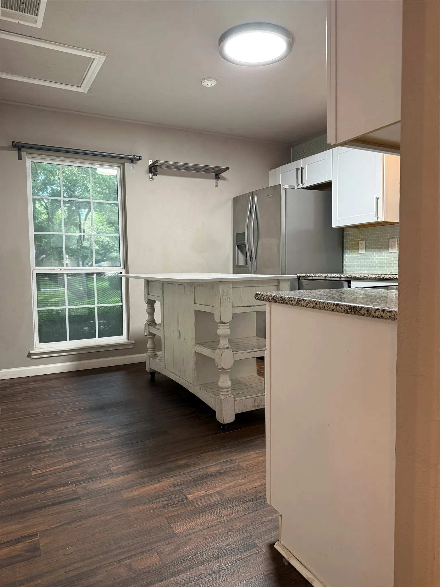 Single Family Residence For Rent in Dallas County , 300 Cimarron Way, Irving, Texas 75063, 3 Bedroom, 2 Bathroom, 1 Garage spaces, 1,553 Sqft, built in 1985, Price $2,300, mls#21340330, Real Estate Agent in Irving, Homes For Rent in Dallas county, Homes For Rent in Irving, Realtor in Irving Texas, Real Estate Brokerage Independent Realty Texas, Luminita Cordes Realtor
