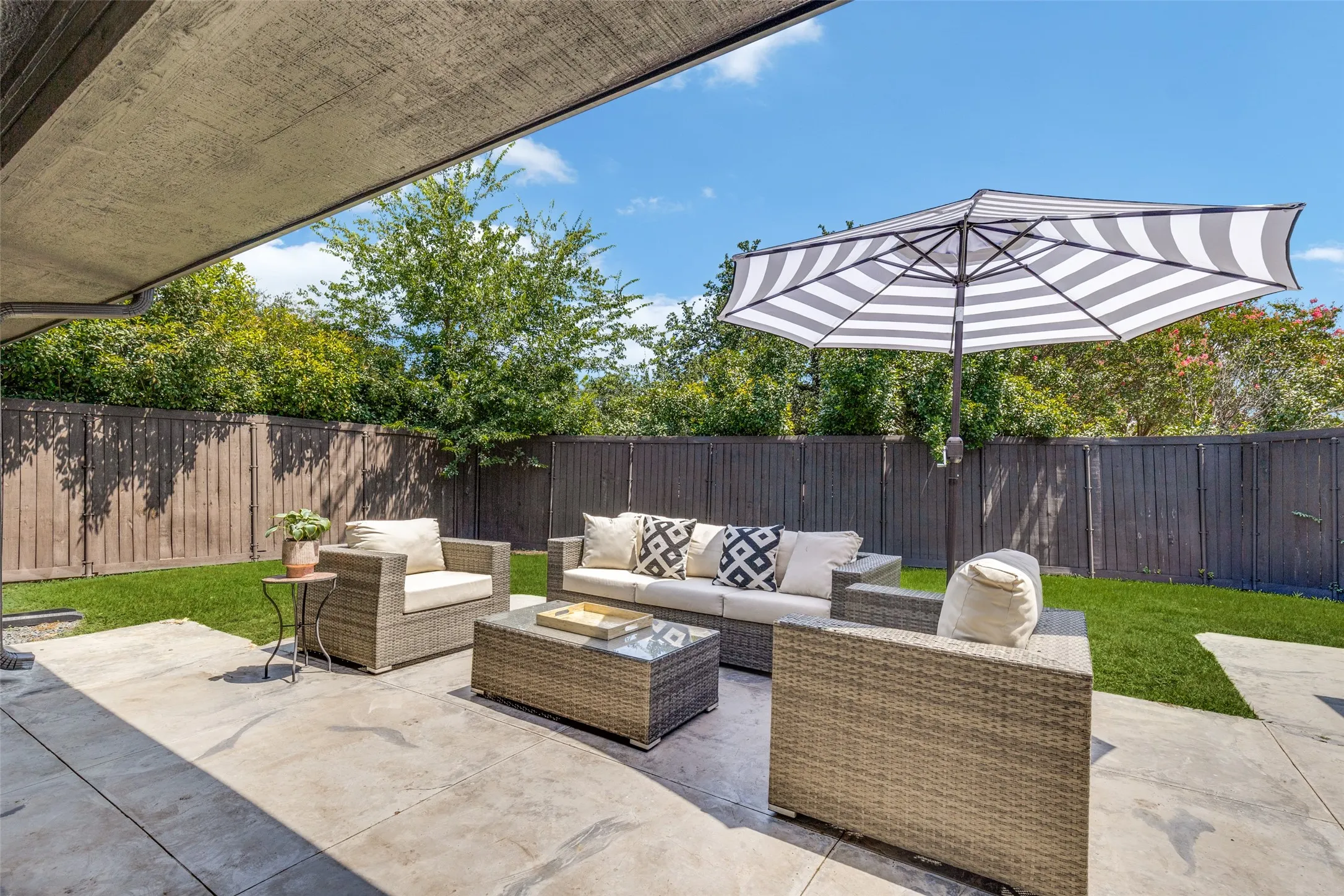 Single Family Residence For Sale in Dallas County , 6626 Harvest Glen Drive, Dallas, Texas 75248, 4 Bedroom, 4 Bathroom, 2 Garage spaces, 3,222 Sqft, built in 1977, mls#21339152, Real Estate Agent in Dallas, Homes For Sale in Dallas county, Homes For Sale in Dallas, Realtor in Dallas Texas, Real Estate Brokerage Independent Realty Texas, Luminita Cordes Realtor