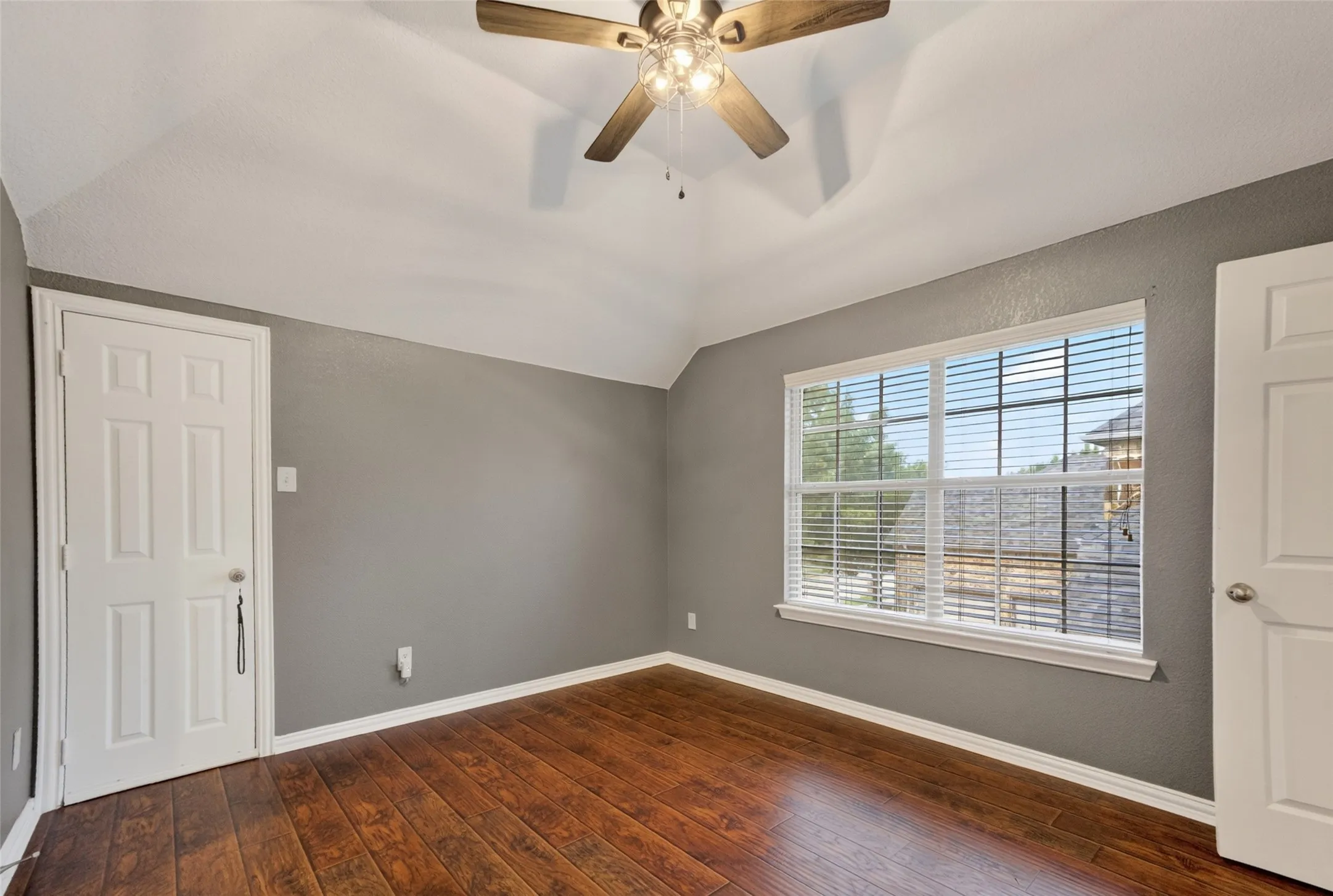 Jack and Jill bedroom with walk-in closets (2nd floor)