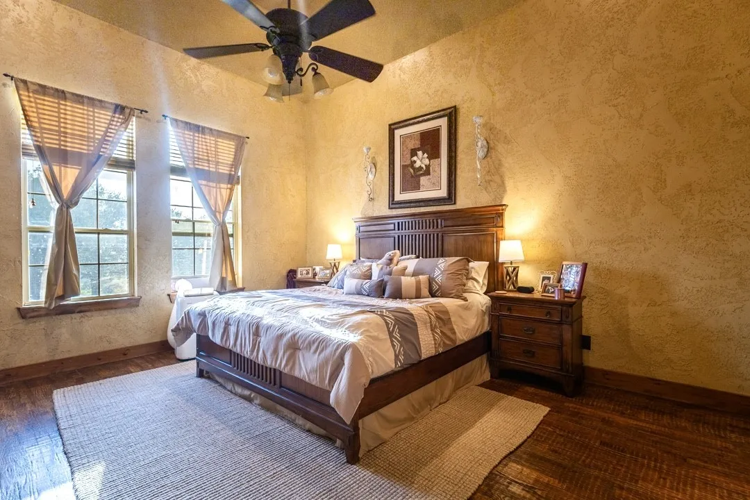 Vaulted Ceiling and wonderful Lake Views