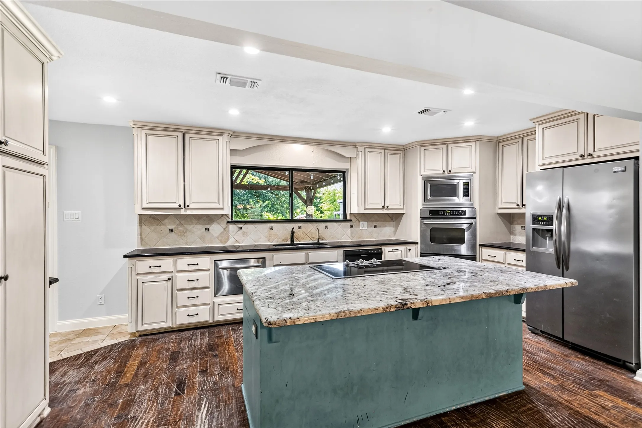 Single Family Residence For Rent in Collin County , 16740 Redbud Drive, Frisco, Texas 75071, 4 Bedroom, 2 Bathroom, Garage spaces, 2,460 Sqft, built in 1983, mls#21336727, Real Estate Agent in Frisco, Homes For Rent in Collin county, Homes For Rent in Frisco, Realtor in Frisco Texas, Real Estate Brokerage Independent Realty Texas, Luminita Cordes Realtor