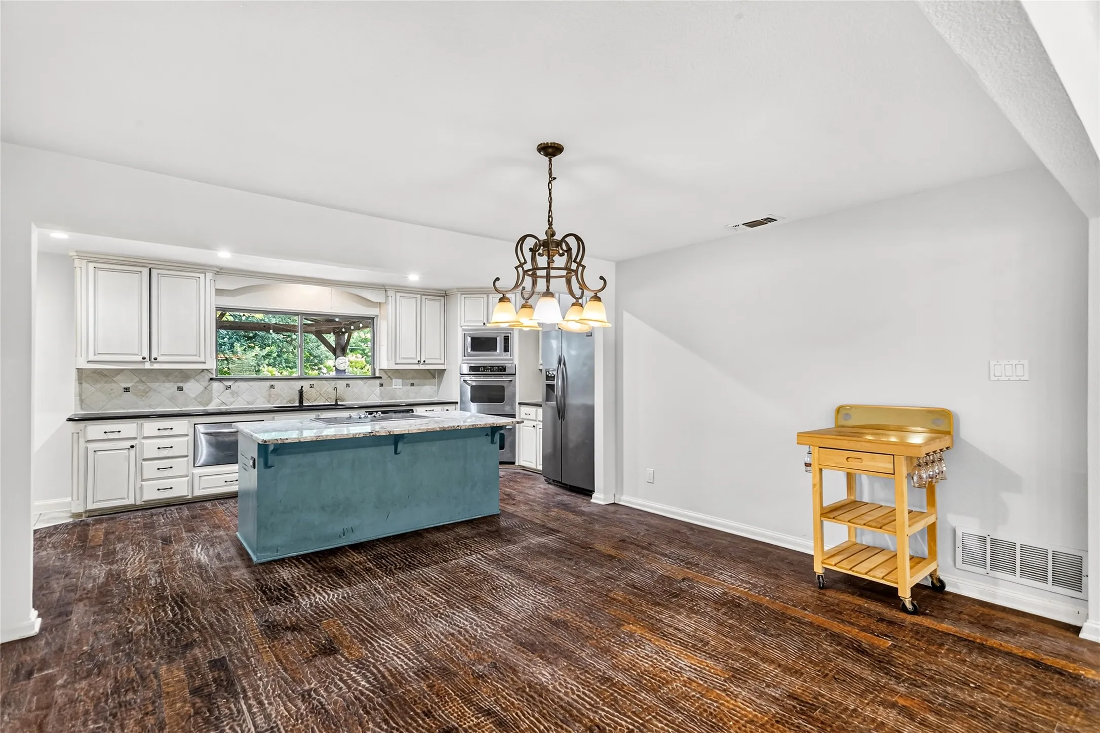 Single Family Residence For Rent in Collin County , 16740 Redbud Drive, Frisco, Texas 75071, 4 Bedroom, 2 Bathroom, Garage spaces, 2,460 Sqft, built in 1983, mls#21336727, Real Estate Agent in Frisco, Homes For Rent in Collin county, Homes For Rent in Frisco, Realtor in Frisco Texas, Real Estate Brokerage Independent Realty Texas, Luminita Cordes Realtor