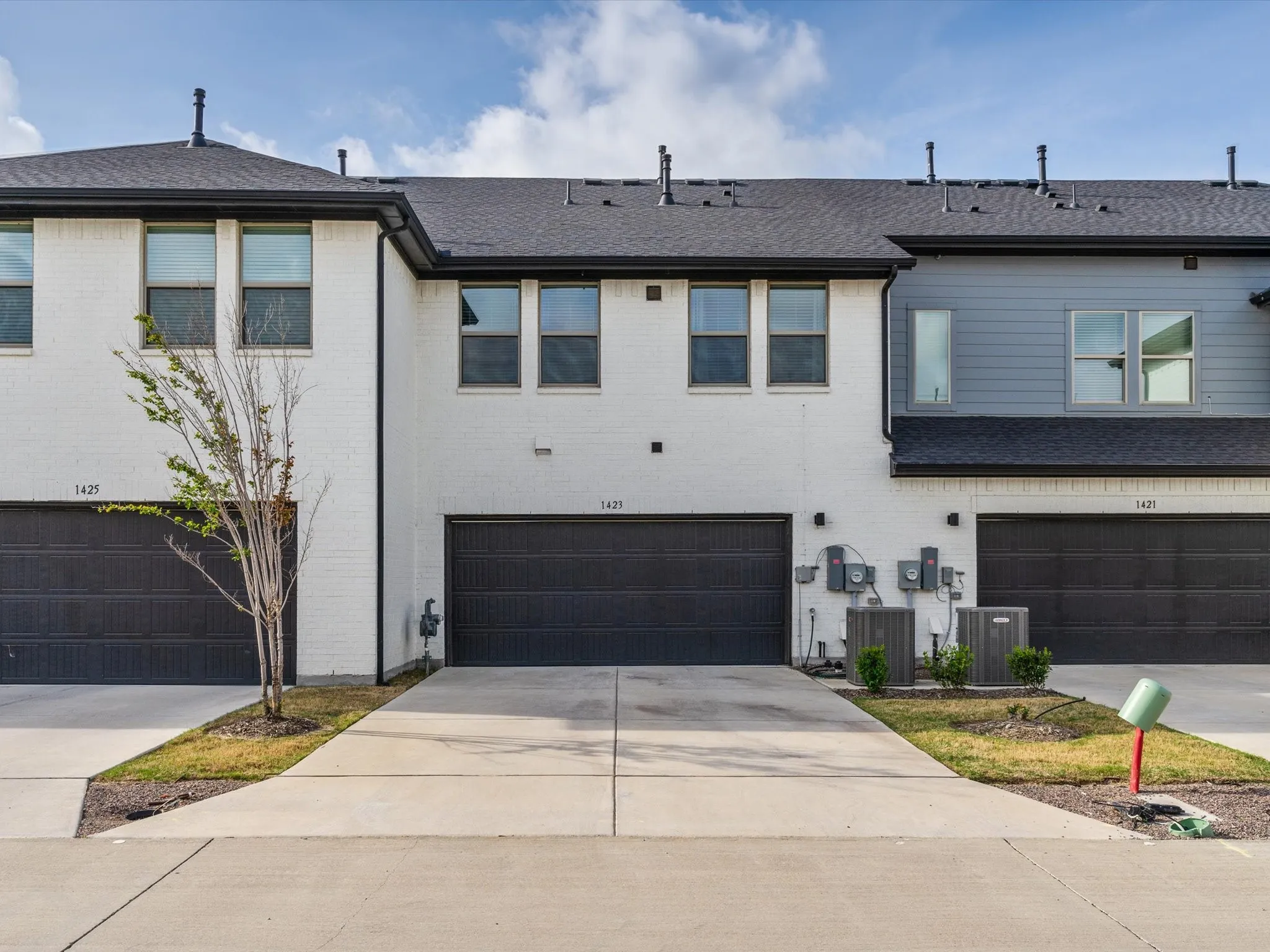 Townhouse For Sale in Tarrant County , 1423 Silver Marten Trail, Arlington, Texas 76005, 3 Bedroom, 3 Bathroom, 2 Garage spaces, 1,710 Sqft, built in 2023, mls#21340375, Real Estate Agent in Arlington, Homes For Sale in Tarrant county, Homes For Sale in Arlington, Realtor in Arlington Texas, Real Estate Brokerage Independent Realty Texas, Luminita Cordes Realtor