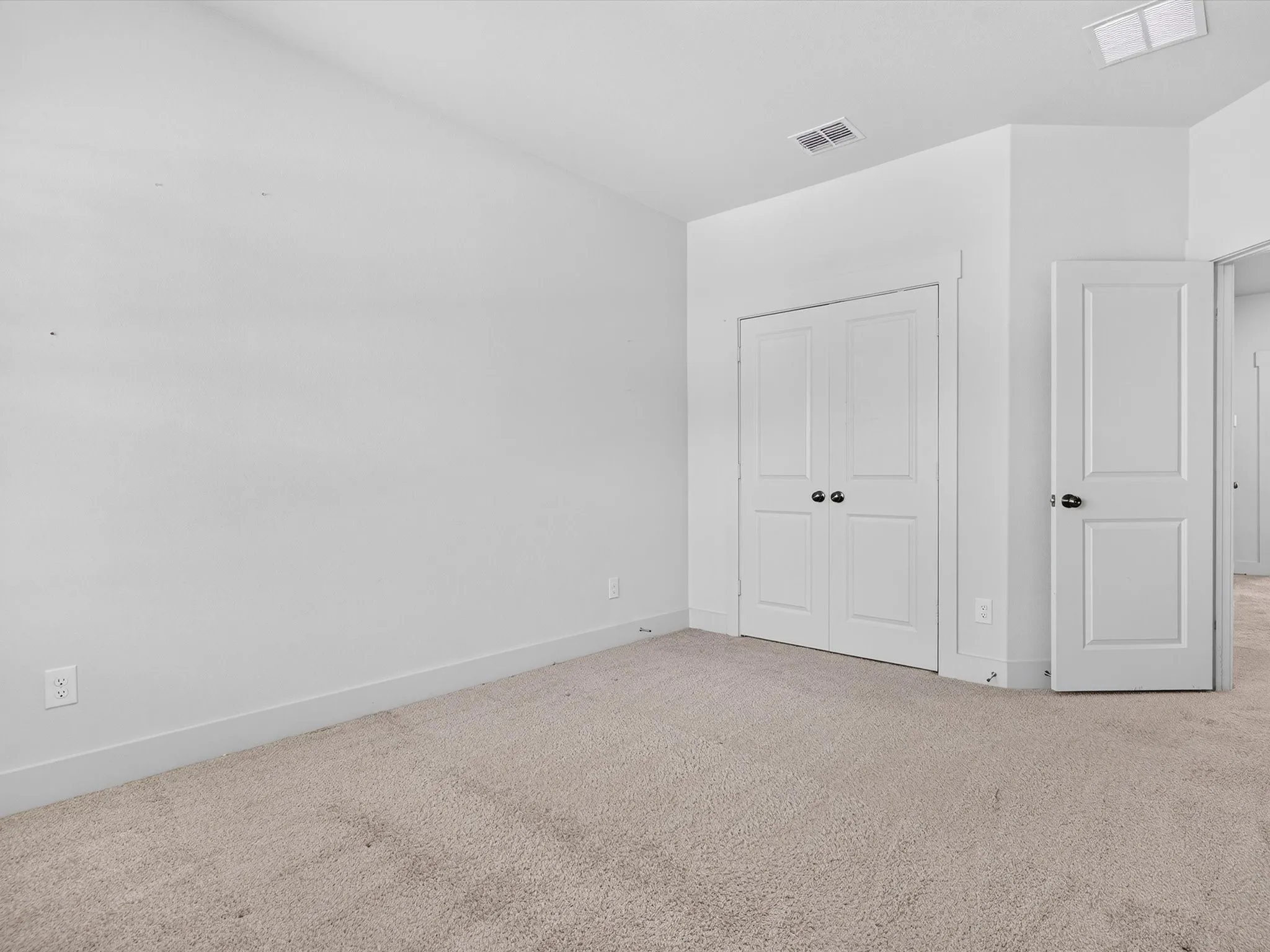 Townhouse For Sale in Tarrant County , 1423 Silver Marten Trail, Arlington, Texas 76005, 3 Bedroom, 3 Bathroom, 2 Garage spaces, 1,710 Sqft, built in 2023, mls#21340375, Real Estate Agent in Arlington, Homes For Sale in Tarrant county, Homes For Sale in Arlington, Realtor in Arlington Texas, Real Estate Brokerage Independent Realty Texas, Luminita Cordes Realtor