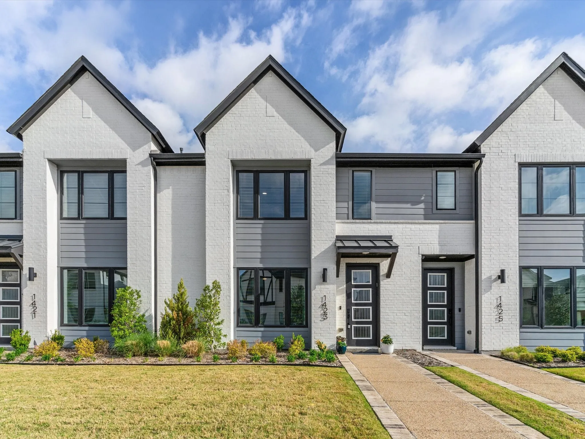 Townhouse For Sale in Tarrant County , 1423 Silver Marten Trail, Arlington, Texas 76005, 3 Bedroom, 3 Bathroom, 2 Garage spaces, 1,710 Sqft, built in 2023, mls#21340375, Real Estate Agent in Arlington, Homes For Sale in Tarrant county, Homes For Sale in Arlington, Realtor in Arlington Texas, Real Estate Brokerage Independent Realty Texas, Luminita Cordes Realtor
