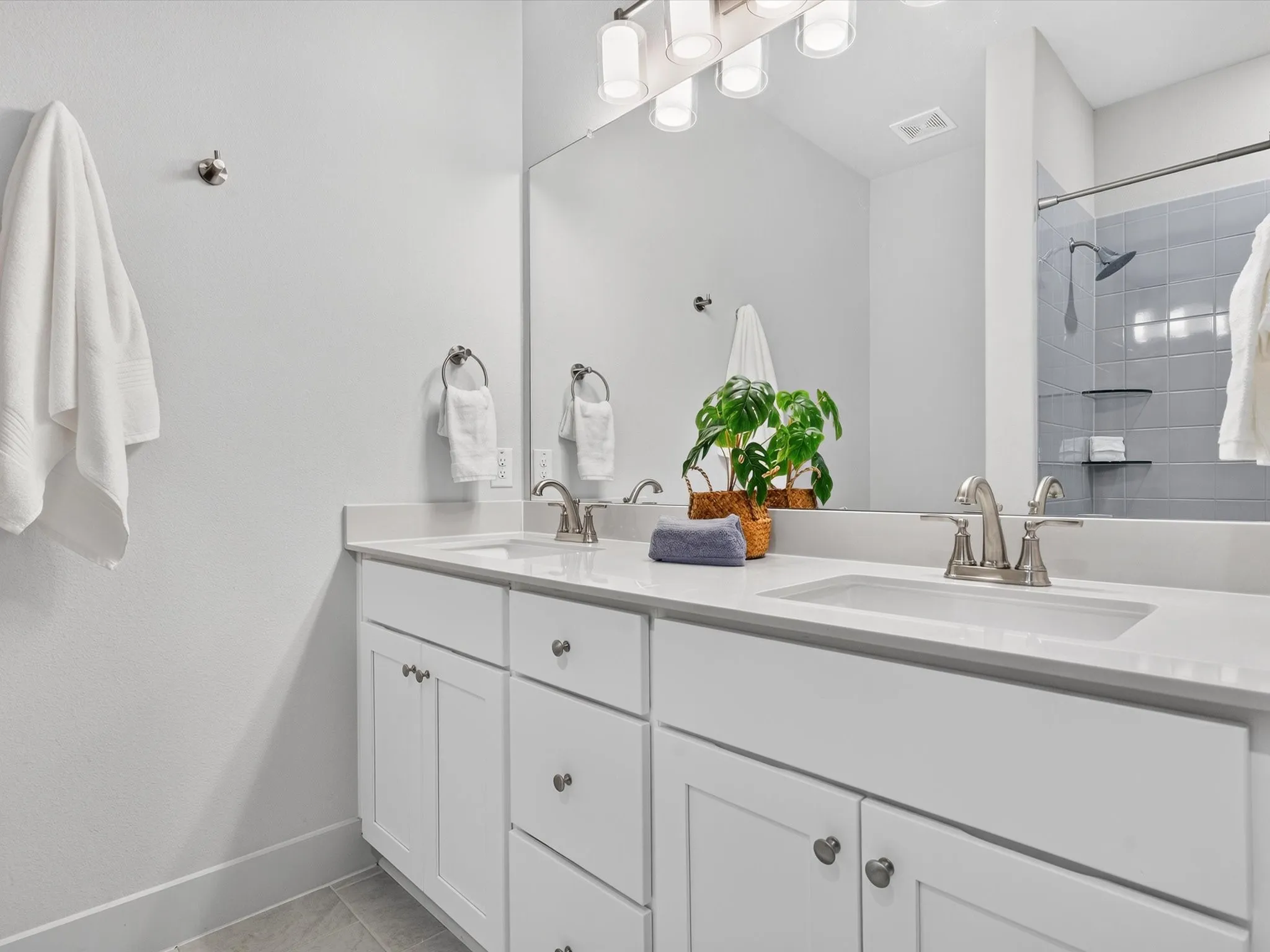 Townhouse For Sale in Tarrant County , 1423 Silver Marten Trail, Arlington, Texas 76005, 3 Bedroom, 3 Bathroom, 2 Garage spaces, 1,710 Sqft, built in 2023, mls#21340375, Real Estate Agent in Arlington, Homes For Sale in Tarrant county, Homes For Sale in Arlington, Realtor in Arlington Texas, Real Estate Brokerage Independent Realty Texas, Luminita Cordes Realtor