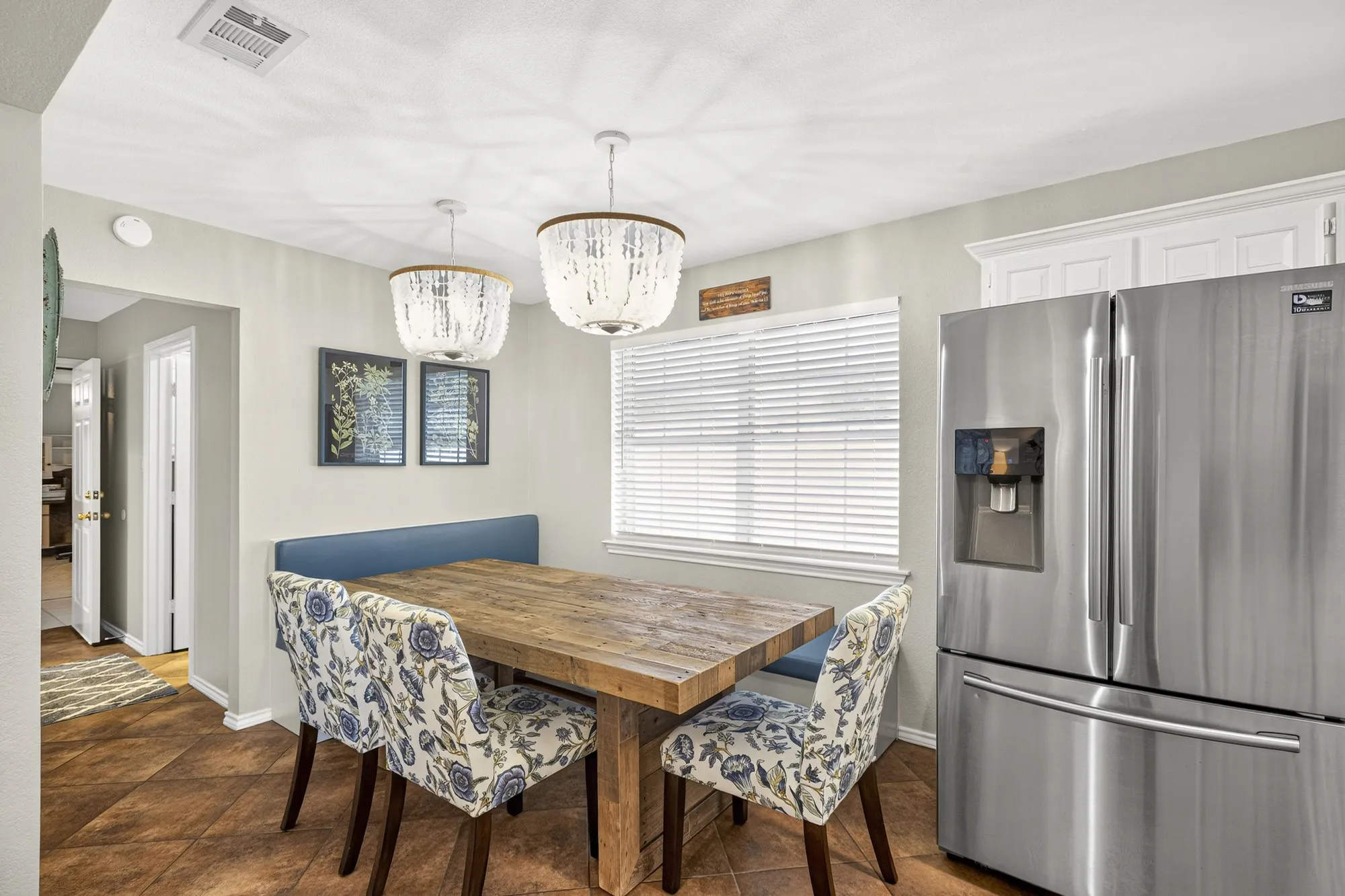 Built-in bench seating in breakfast area~