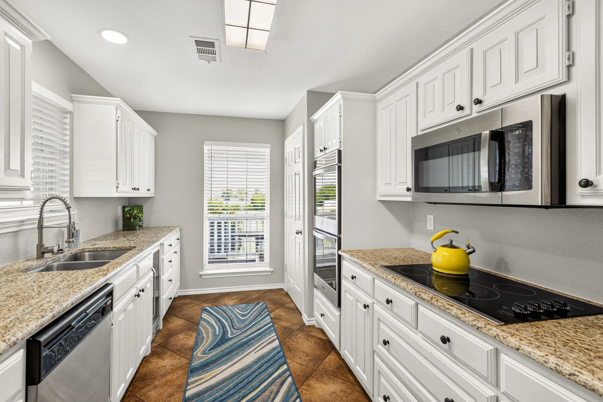 Lots of counter space in the kitchen~