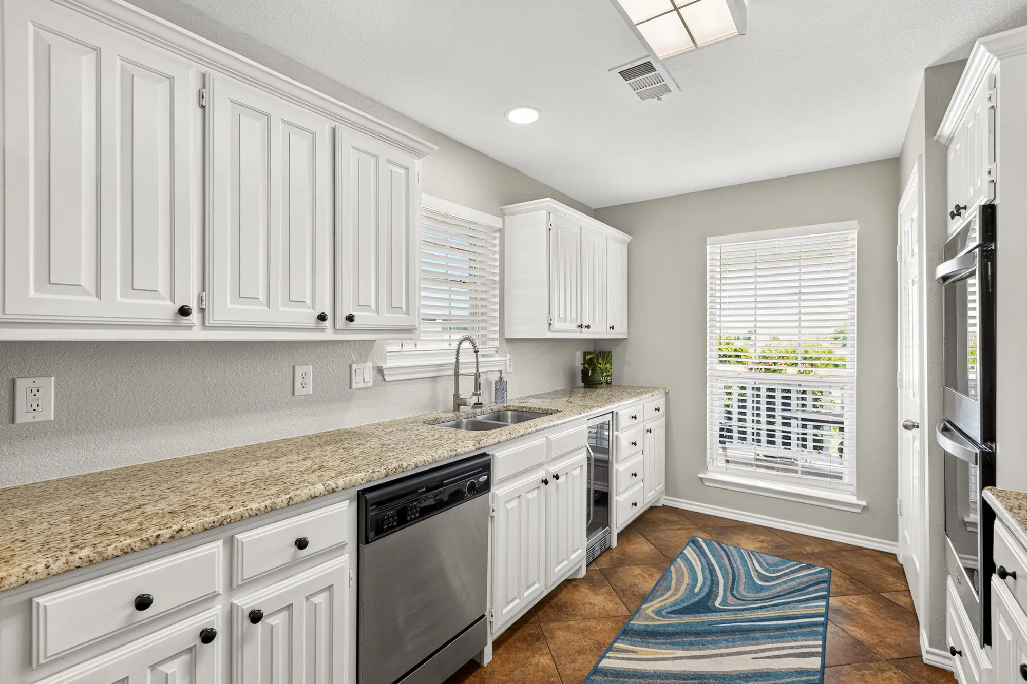Double oven and wine fridge!