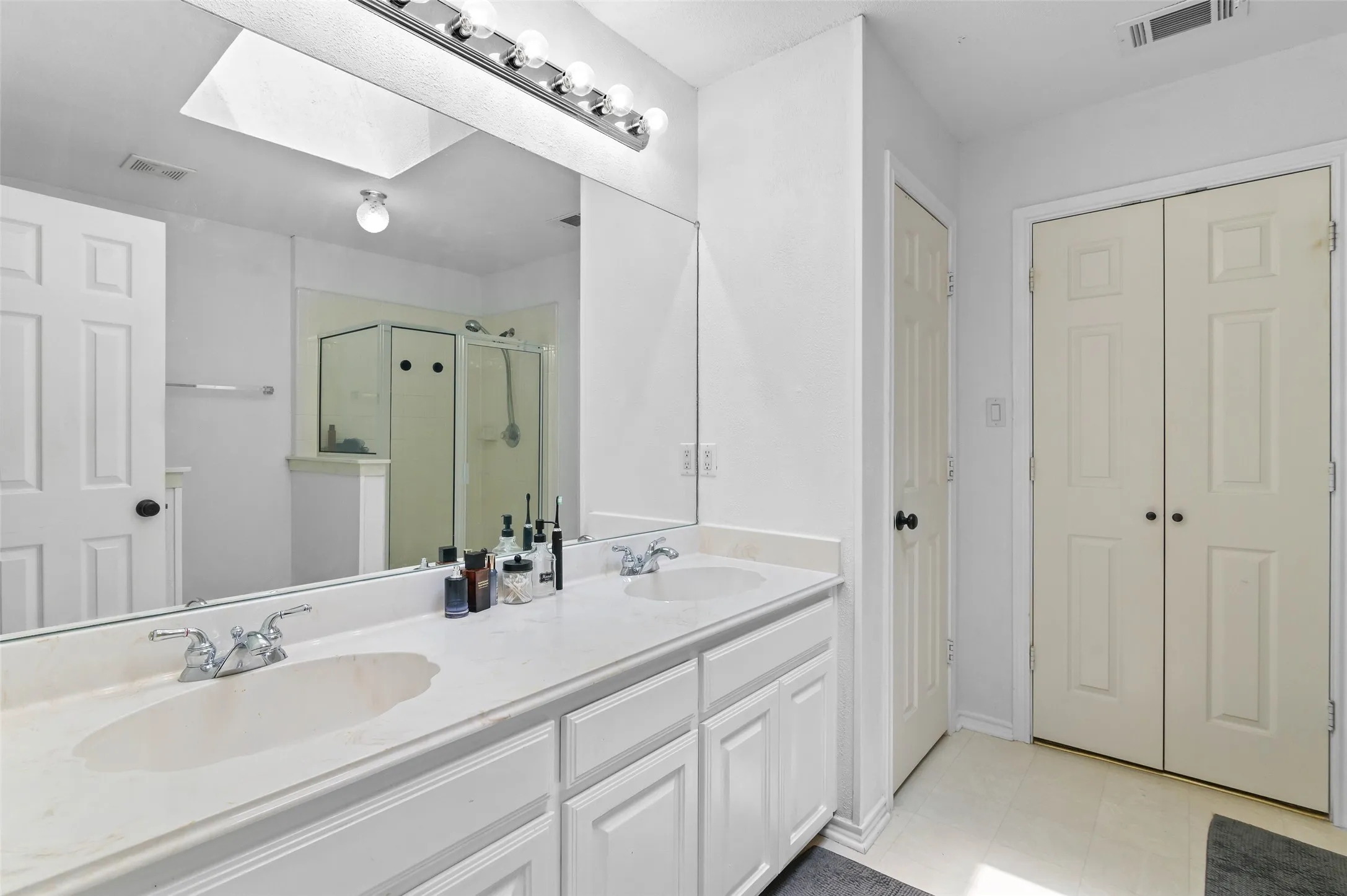 Single Family Residence For Sale in Denton County , 4100 Creekhollow Drive, Carrollton, Texas 75010, 3 Bedroom, 2 Bathroom, 2 Garage spaces, 1,497 Sqft, built in 1998, mls#21339087, Real Estate Agent in Carrollton, Homes For Sale in Denton county, Homes For Sale in Carrollton, Realtor in Carrollton Texas, Real Estate Brokerage Independent Realty Texas, Luminita Cordes Realtor