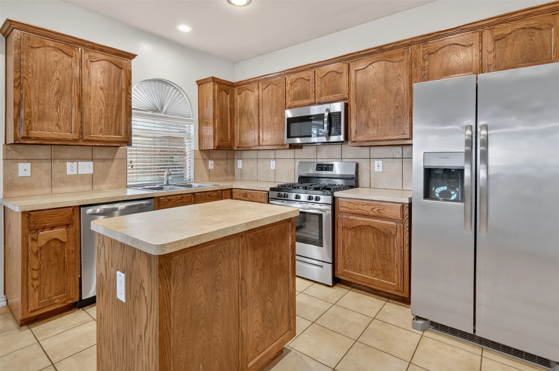 Single Family Residence For Sale in Tarrant County , 6709 Coolwater Trail, Fort Worth, Texas 76179, 3 Bedroom, 2 Bathroom, 2 Garage spaces, 1,476 Sqft, built in 2005, mls#21340391, Real Estate Agent in Fort Worth, Homes For Sale in Tarrant county, Homes For Sale in Fort Worth, Realtor in Fort Worth Texas, Real Estate Brokerage Independent Realty Texas, Luminita Cordes Realtor