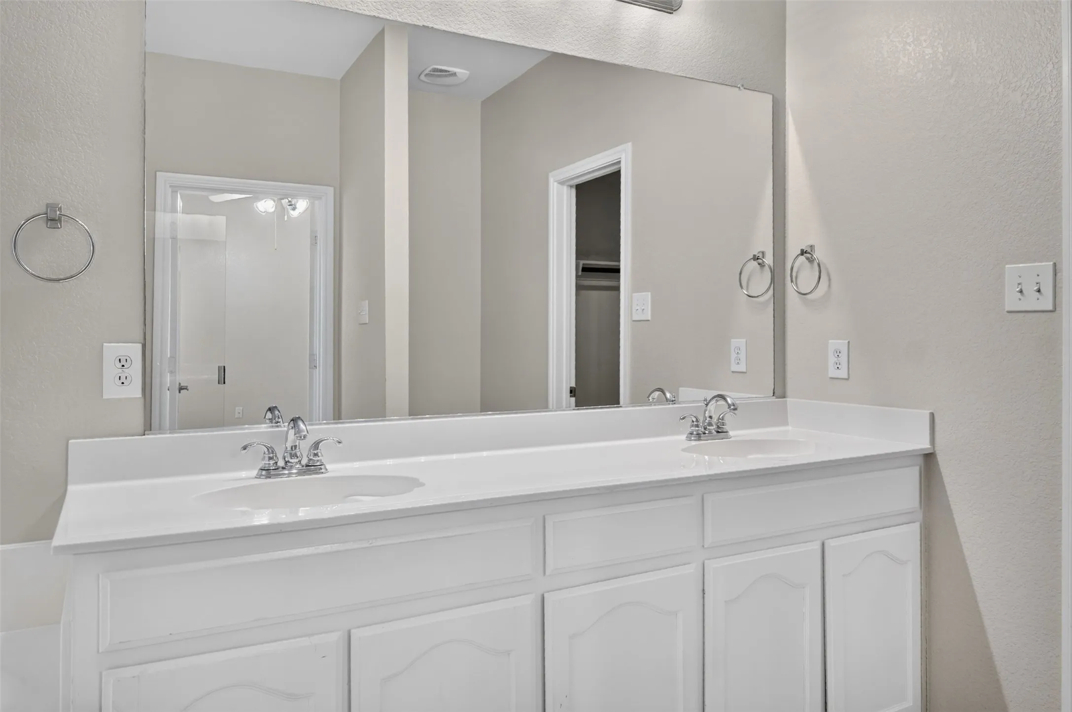 Single Family Residence For Sale in Tarrant County , 6709 Coolwater Trail, Fort Worth, Texas 76179, 3 Bedroom, 2 Bathroom, 2 Garage spaces, 1,476 Sqft, built in 2005, mls#21340391, Real Estate Agent in Fort Worth, Homes For Sale in Tarrant county, Homes For Sale in Fort Worth, Realtor in Fort Worth Texas, Real Estate Brokerage Independent Realty Texas, Luminita Cordes Realtor