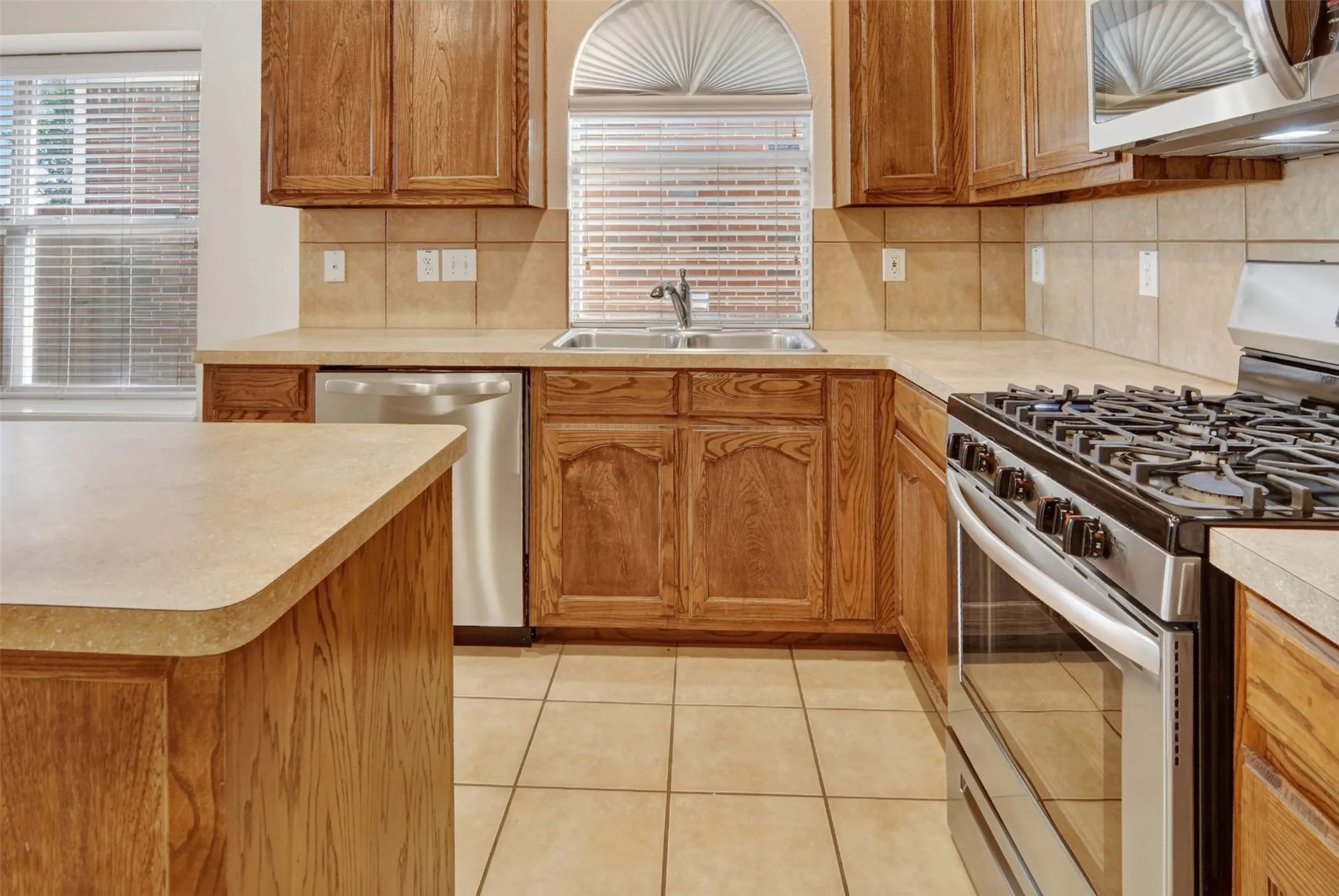 Single Family Residence For Sale in Tarrant County , 6709 Coolwater Trail, Fort Worth, Texas 76179, 3 Bedroom, 2 Bathroom, 2 Garage spaces, 1,476 Sqft, built in 2005, mls#21340391, Real Estate Agent in Fort Worth, Homes For Sale in Tarrant county, Homes For Sale in Fort Worth, Realtor in Fort Worth Texas, Real Estate Brokerage Independent Realty Texas, Luminita Cordes Realtor