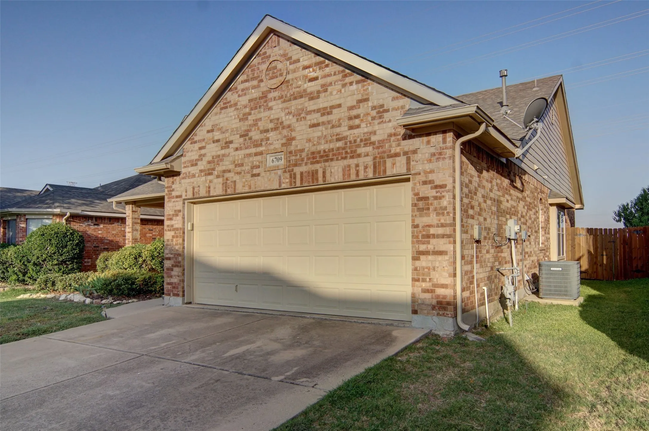 Single Family Residence For Sale in Tarrant County , 6709 Coolwater Trail, Fort Worth, Texas 76179, 3 Bedroom, 2 Bathroom, 2 Garage spaces, 1,476 Sqft, built in 2005, mls#21340391, Real Estate Agent in Fort Worth, Homes For Sale in Tarrant county, Homes For Sale in Fort Worth, Realtor in Fort Worth Texas, Real Estate Brokerage Independent Realty Texas, Luminita Cordes Realtor