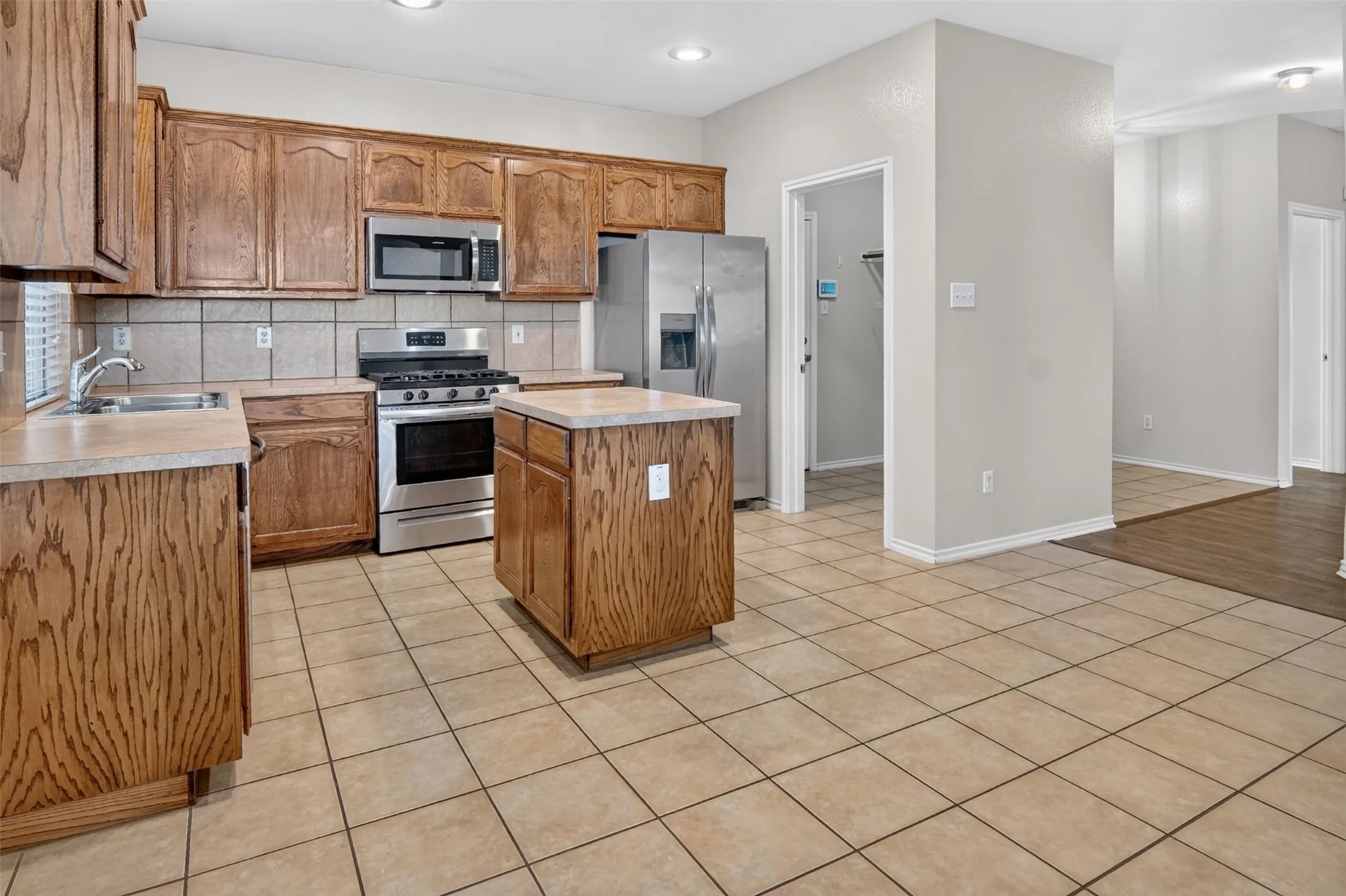Single Family Residence For Sale in Tarrant County , 6709 Coolwater Trail, Fort Worth, Texas 76179, 3 Bedroom, 2 Bathroom, 2 Garage spaces, 1,476 Sqft, built in 2005, mls#21340391, Real Estate Agent in Fort Worth, Homes For Sale in Tarrant county, Homes For Sale in Fort Worth, Realtor in Fort Worth Texas, Real Estate Brokerage Independent Realty Texas, Luminita Cordes Realtor