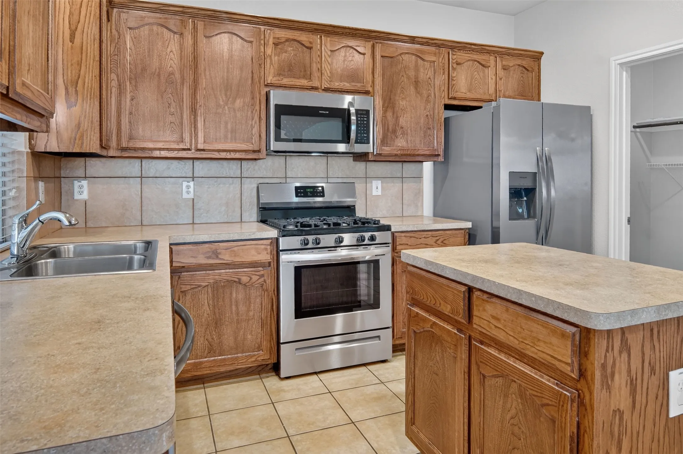 Single Family Residence For Sale in Tarrant County , 6709 Coolwater Trail, Fort Worth, Texas 76179, 3 Bedroom, 2 Bathroom, 2 Garage spaces, 1,476 Sqft, built in 2005, mls#21340391, Real Estate Agent in Fort Worth, Homes For Sale in Tarrant county, Homes For Sale in Fort Worth, Realtor in Fort Worth Texas, Real Estate Brokerage Independent Realty Texas, Luminita Cordes Realtor