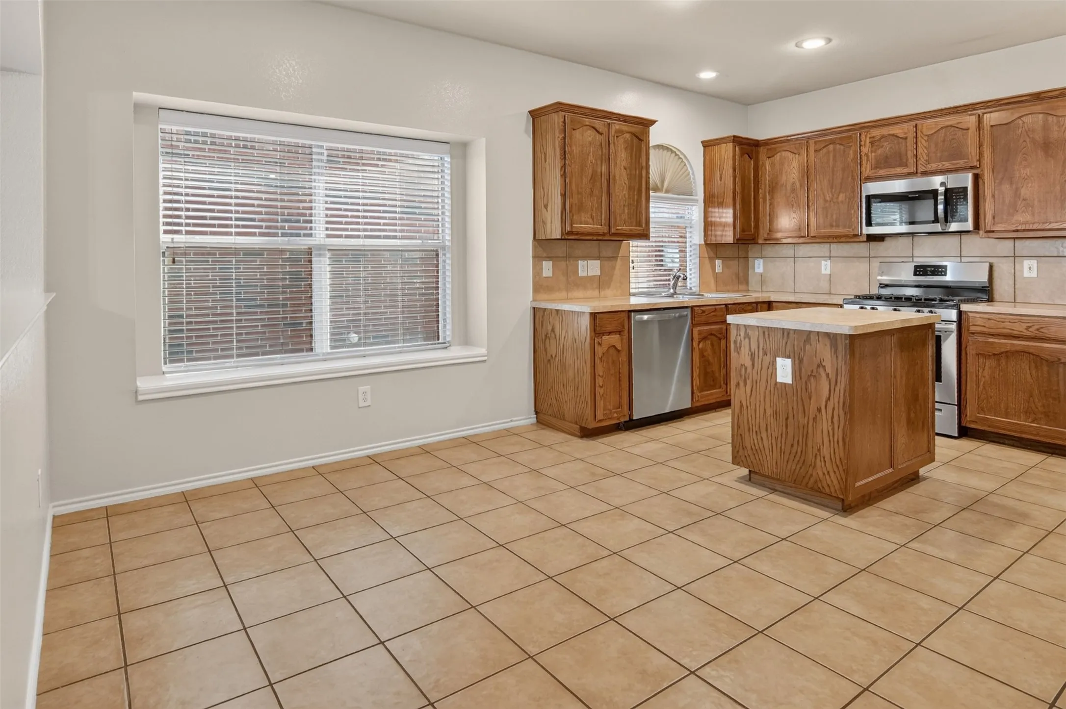 Single Family Residence For Sale in Tarrant County , 6709 Coolwater Trail, Fort Worth, Texas 76179, 3 Bedroom, 2 Bathroom, 2 Garage spaces, 1,476 Sqft, built in 2005, mls#21340391, Real Estate Agent in Fort Worth, Homes For Sale in Tarrant county, Homes For Sale in Fort Worth, Realtor in Fort Worth Texas, Real Estate Brokerage Independent Realty Texas, Luminita Cordes Realtor