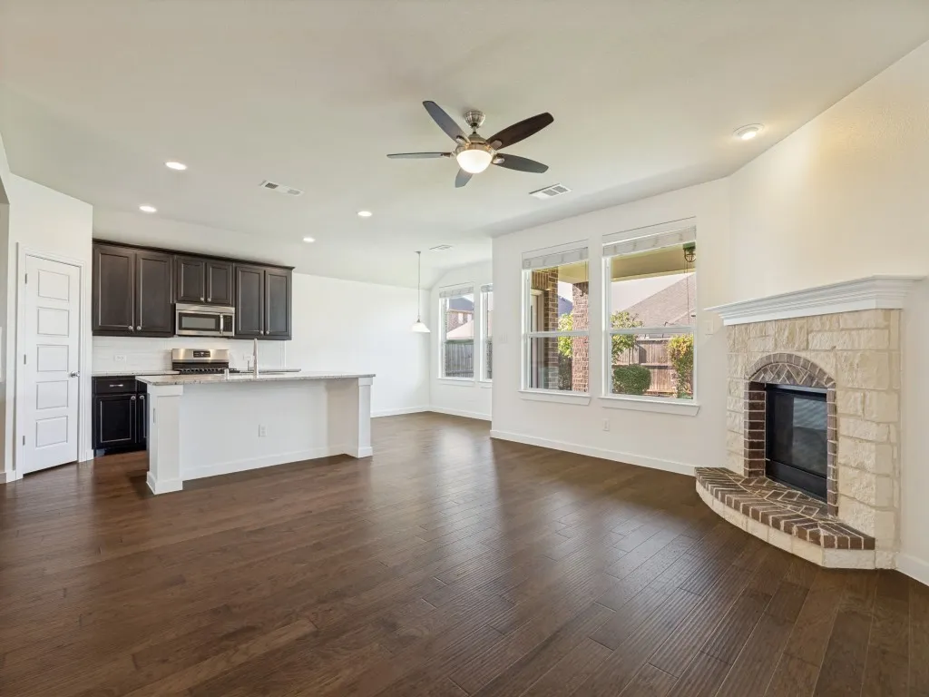 Single Family Residence For Sale in Denton County , 1716 Alton Way, Aubrey, Texas 76227, 4 Bedroom, 3 Bathroom, 2 Garage spaces, 2,215 Sqft, built in 2017, mls#21315881, Real Estate Agent in Aubrey, Homes For Sale in Denton county, Homes For Sale in Aubrey, Realtor in Aubrey Texas, Real Estate Brokerage Independent Realty Texas, Luminita Cordes Realtor