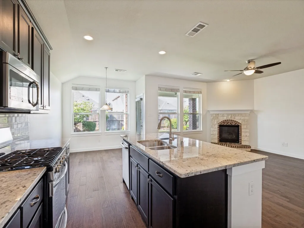 Single Family Residence For Sale in Denton County , 1716 Alton Way, Aubrey, Texas 76227, 4 Bedroom, 3 Bathroom, 2 Garage spaces, 2,215 Sqft, built in 2017, mls#21315881, Real Estate Agent in Aubrey, Homes For Sale in Denton county, Homes For Sale in Aubrey, Realtor in Aubrey Texas, Real Estate Brokerage Independent Realty Texas, Luminita Cordes Realtor