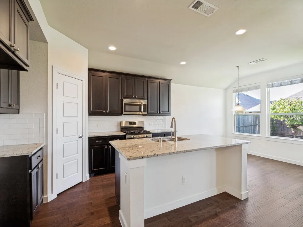Single Family Residence For Sale in Denton County , 1716 Alton Way, Aubrey, Texas 76227, 4 Bedroom, 3 Bathroom, 2 Garage spaces, 2,215 Sqft, built in 2017, mls#21315881, Real Estate Agent in Aubrey, Homes For Sale in Denton county, Homes For Sale in Aubrey, Realtor in Aubrey Texas, Real Estate Brokerage Independent Realty Texas, Luminita Cordes Realtor