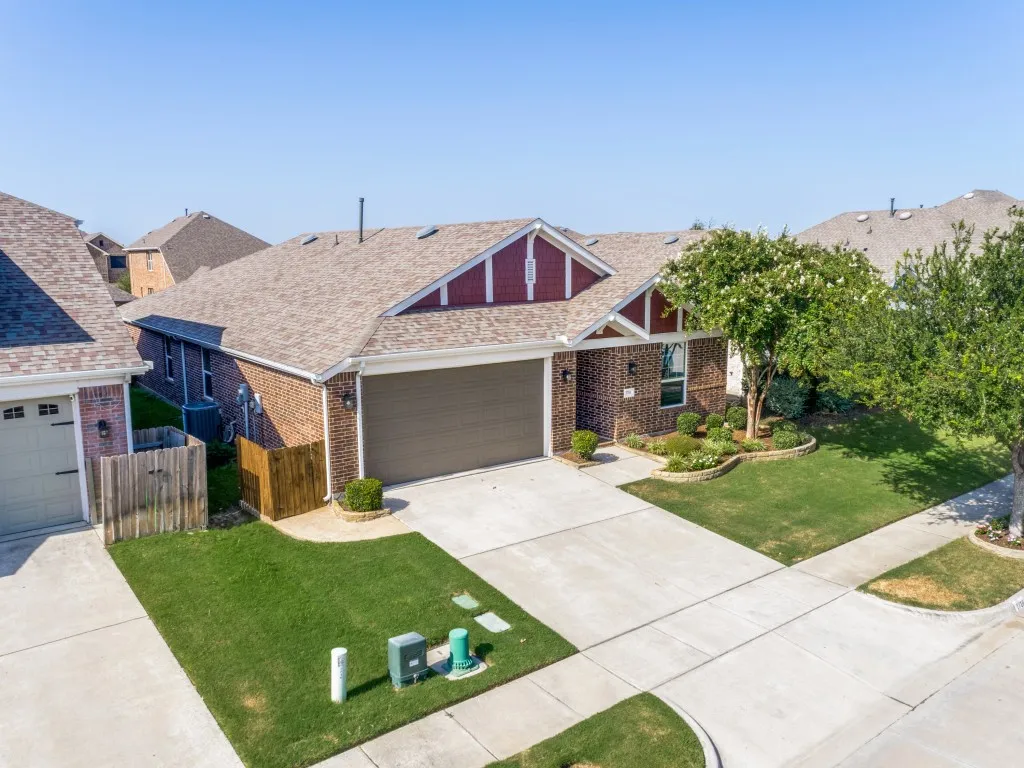 Single Family Residence For Sale in Denton County , 1716 Alton Way, Aubrey, Texas 76227, 4 Bedroom, 3 Bathroom, 2 Garage spaces, 2,215 Sqft, built in 2017, mls#21315881, Real Estate Agent in Aubrey, Homes For Sale in Denton county, Homes For Sale in Aubrey, Realtor in Aubrey Texas, Real Estate Brokerage Independent Realty Texas, Luminita Cordes Realtor