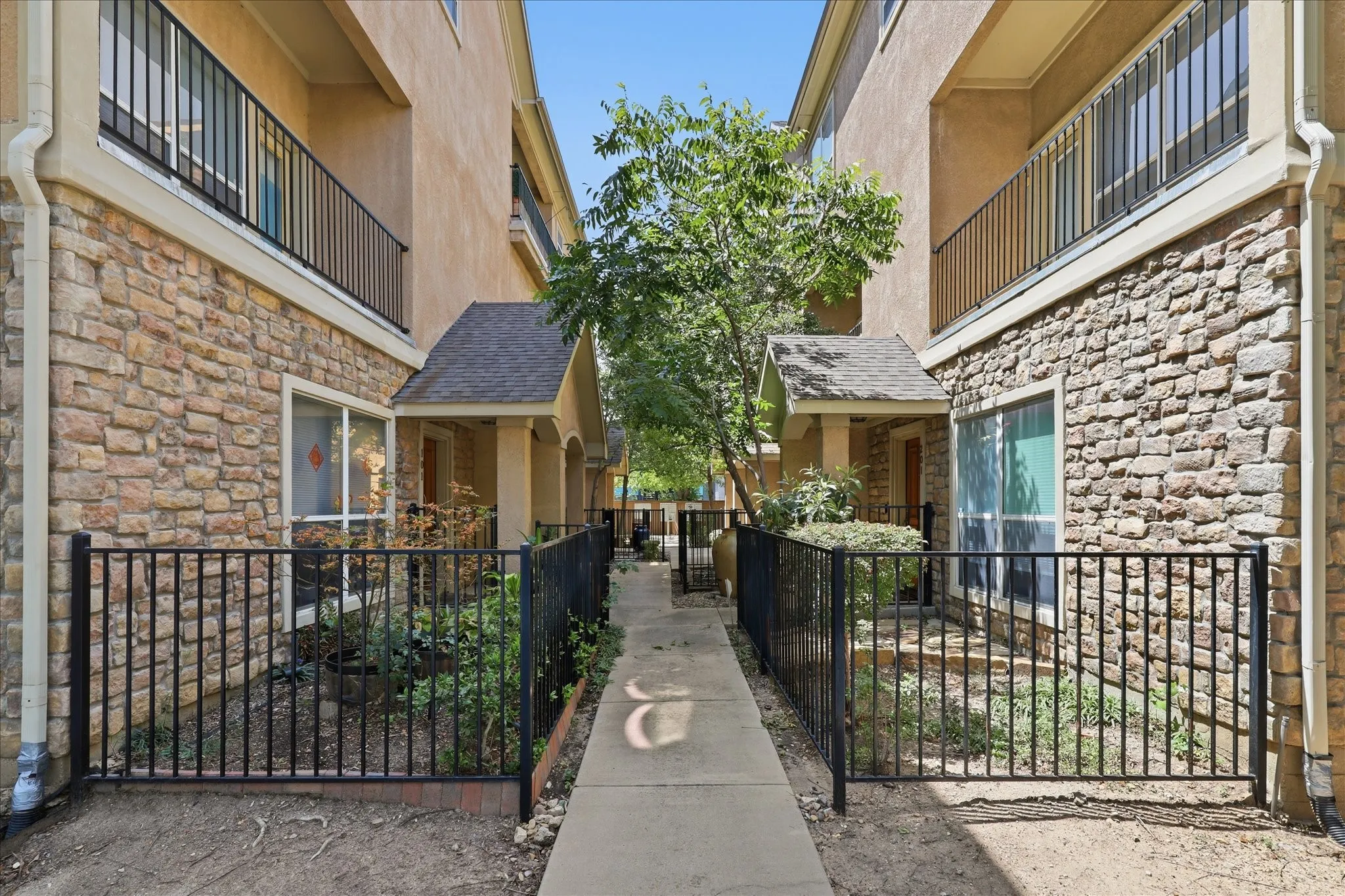 Condominium For Rent in Dallas County , 3111 Cedarplaza Lane 103, Dallas, Texas 75235, 2 Bedrooms, 3 Bathrooms, 2 Garage spaces, 1,771 Sqft, built in 2006, Price $2,699, mls#21340395, Real Estate Agent in Dallas, Homes For Rent in Dallas county, Homes For Rent in Dallas, Realtor in Dallas Texas, Real Estate Brokerage Independent Realty Texas, Luminita Cordes Realtor