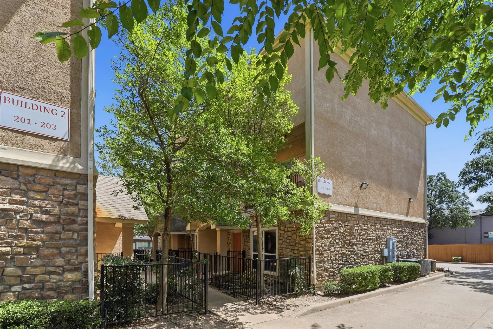Condominium For Rent in Dallas County , 3111 Cedarplaza Lane 103, Dallas, Texas 75235, 2 Bedrooms, 3 Bathrooms, 2 Garage spaces, 1,771 Sqft, built in 2006, Price $2,699, mls#21340395, Real Estate Agent in Dallas, Homes For Rent in Dallas county, Homes For Rent in Dallas, Realtor in Dallas Texas, Real Estate Brokerage Independent Realty Texas, Luminita Cordes Realtor