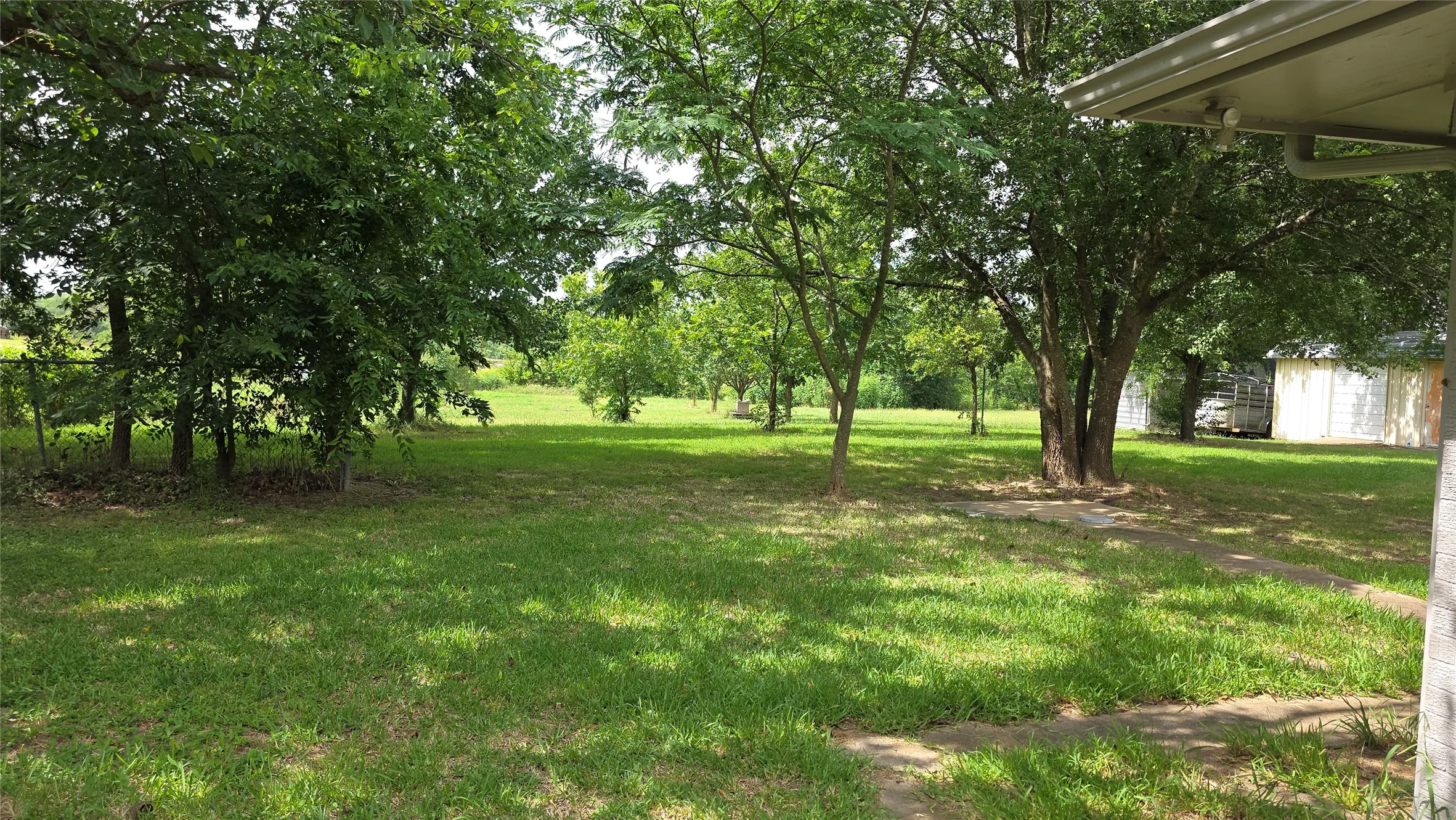 Single Family Residence For Rent in Fannin County , 1664 HWY 56 E, Bonham, Texas 75418, 3 Bedroom, 2 Bathroom, Garage spaces, 1,515 Sqft, built in 1972, mls#21337225, Real Estate Agent in Bonham, Homes For Rent in Fannin county, Homes For Rent in Bonham, Realtor in Bonham Texas, Real Estate Brokerage Independent Realty Texas, Luminita Cordes Realtor