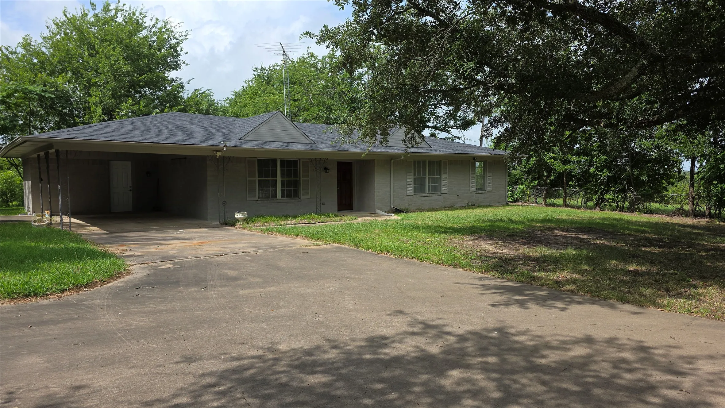 Single Family Residence For Rent in Fannin County , 1664 HWY 56 E, Bonham, Texas 75418, 3 Bedroom, 2 Bathroom, Garage spaces, 1,515 Sqft, built in 1972, mls#21337225, Real Estate Agent in Bonham, Homes For Rent in Fannin county, Homes For Rent in Bonham, Realtor in Bonham Texas, Real Estate Brokerage Independent Realty Texas, Luminita Cordes Realtor