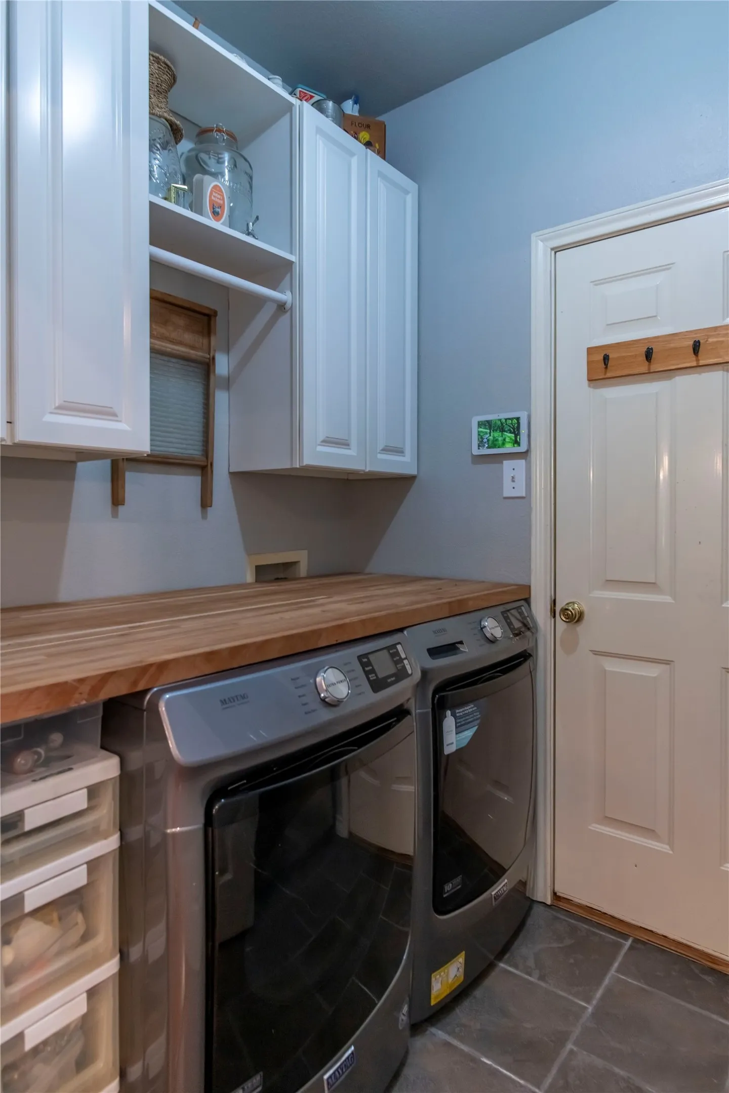 laundry room with built ins
