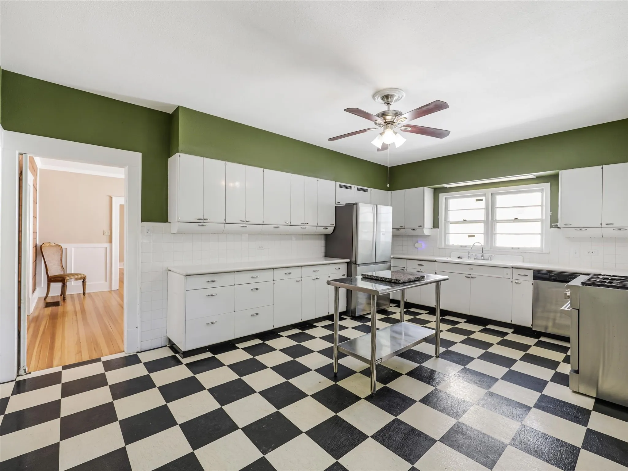 Single Family Residence For Sale in Grayson County , 1119 W Walker Street, Denison, Texas 75020, 3 Bedroom, 2 Bathroom, 2 Garage spaces, 1,941 Sqft, built in 1926, mls#21340047, Real Estate Agent in Denison, Homes For Sale in Grayson county, Homes For Sale in Denison, Realtor in Denison Texas, Real Estate Brokerage Independent Realty Texas, Luminita Cordes Realtor