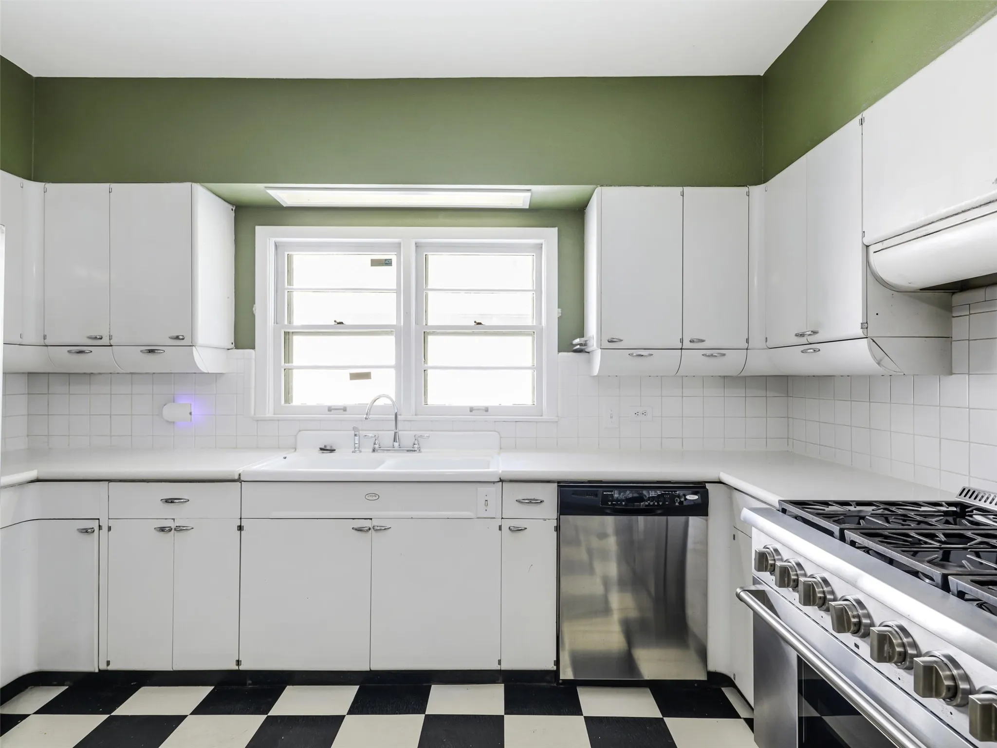 Single Family Residence For Sale in Grayson County , 1119 W Walker Street, Denison, Texas 75020, 3 Bedroom, 2 Bathroom, 2 Garage spaces, 1,941 Sqft, built in 1926, mls#21340047, Real Estate Agent in Denison, Homes For Sale in Grayson county, Homes For Sale in Denison, Realtor in Denison Texas, Real Estate Brokerage Independent Realty Texas, Luminita Cordes Realtor