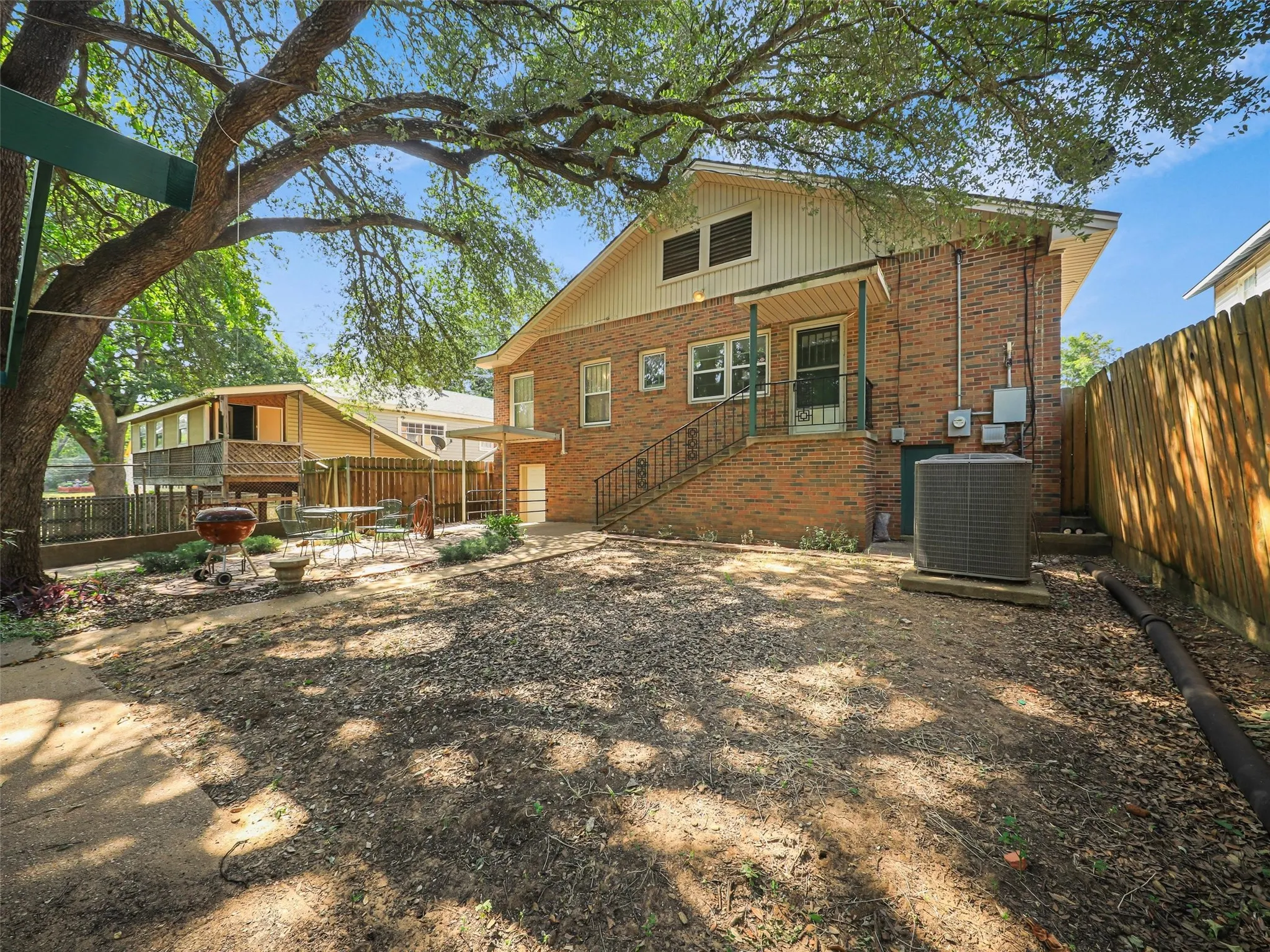 Single Family Residence For Sale in Grayson County , 1119 W Walker Street, Denison, Texas 75020, 3 Bedroom, 2 Bathroom, 2 Garage spaces, 1,941 Sqft, built in 1926, mls#21340047, Real Estate Agent in Denison, Homes For Sale in Grayson county, Homes For Sale in Denison, Realtor in Denison Texas, Real Estate Brokerage Independent Realty Texas, Luminita Cordes Realtor