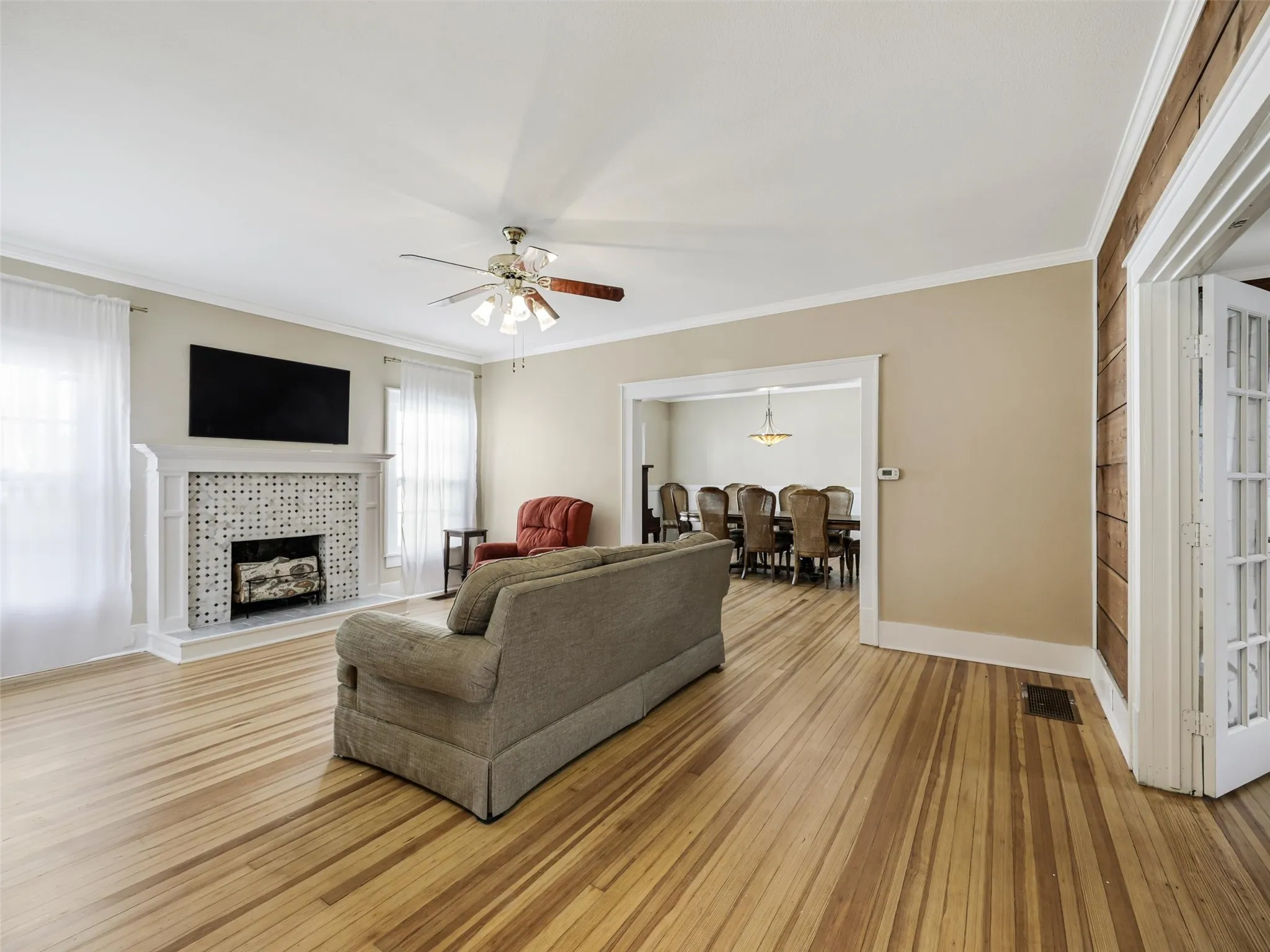 Single Family Residence For Sale in Grayson County , 1119 W Walker Street, Denison, Texas 75020, 3 Bedroom, 2 Bathroom, 2 Garage spaces, 1,941 Sqft, built in 1926, mls#21340047, Real Estate Agent in Denison, Homes For Sale in Grayson county, Homes For Sale in Denison, Realtor in Denison Texas, Real Estate Brokerage Independent Realty Texas, Luminita Cordes Realtor
