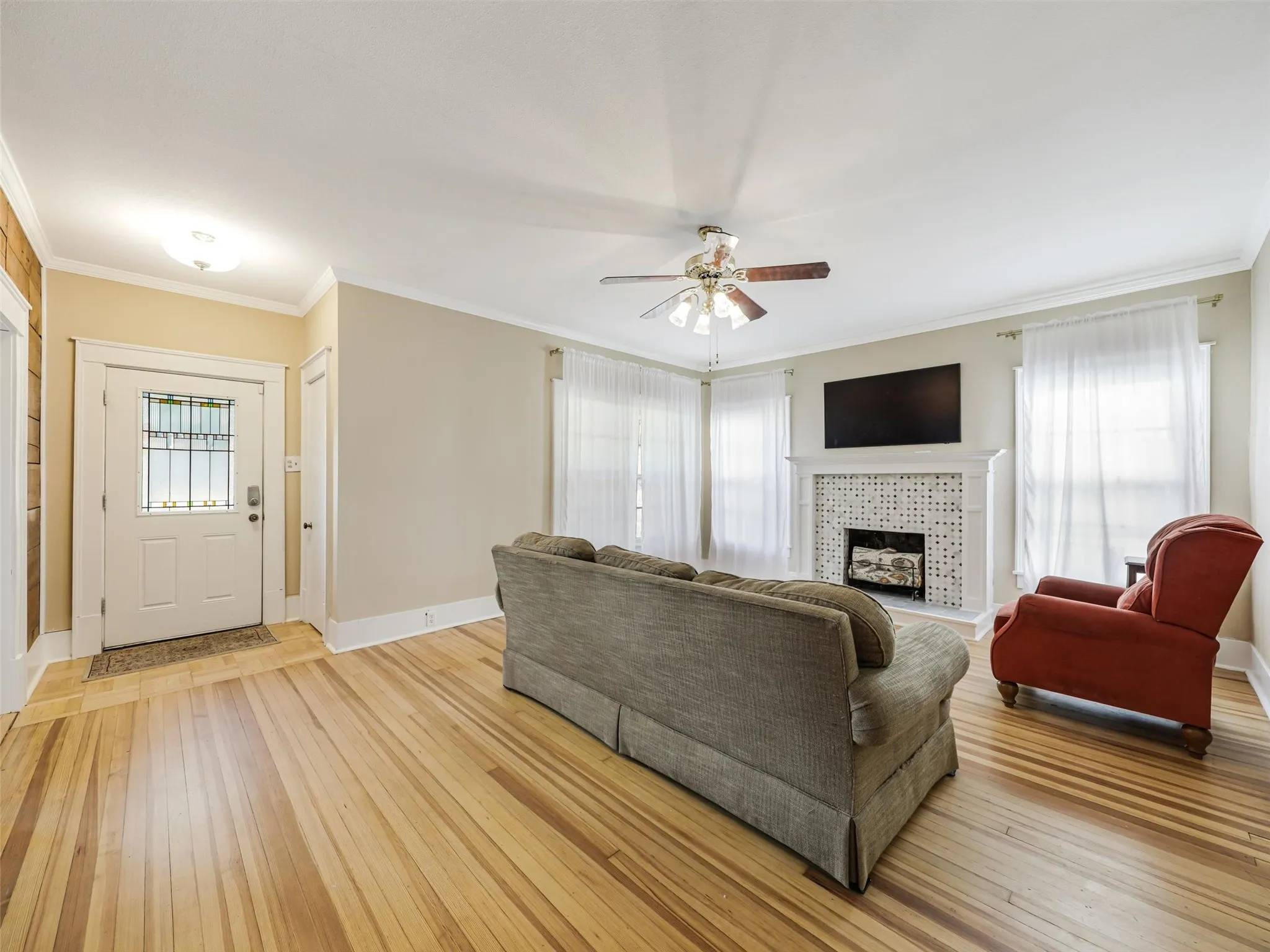 Single Family Residence For Sale in Grayson County , 1119 W Walker Street, Denison, Texas 75020, 3 Bedroom, 2 Bathroom, 2 Garage spaces, 1,941 Sqft, built in 1926, mls#21340047, Real Estate Agent in Denison, Homes For Sale in Grayson county, Homes For Sale in Denison, Realtor in Denison Texas, Real Estate Brokerage Independent Realty Texas, Luminita Cordes Realtor