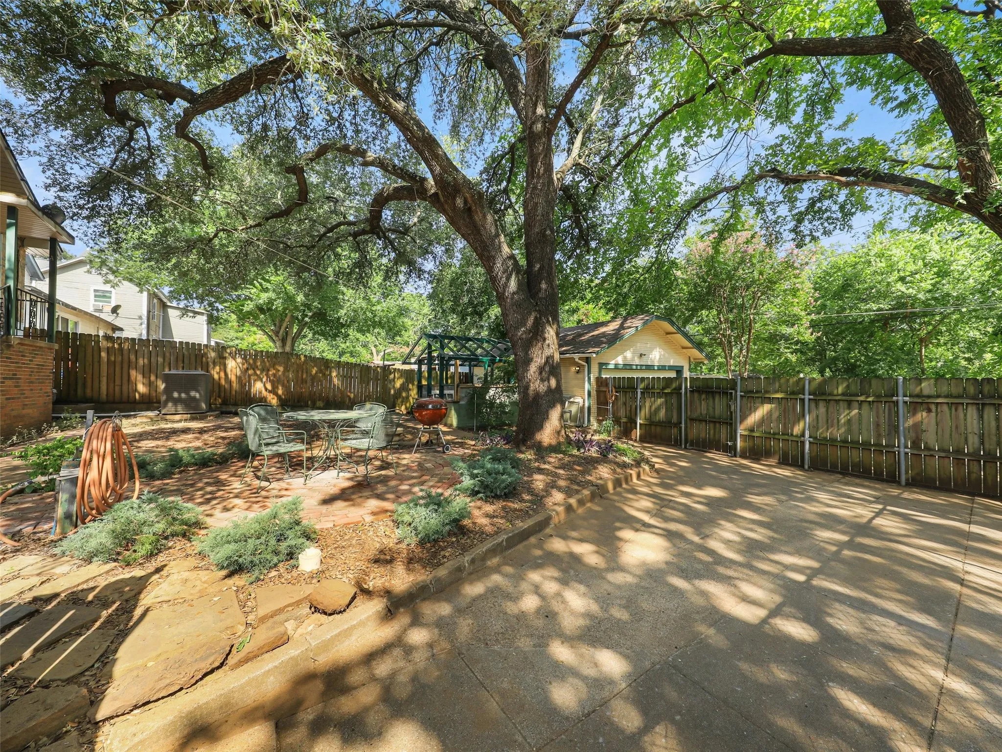 Single Family Residence For Sale in Grayson County , 1119 W Walker Street, Denison, Texas 75020, 3 Bedroom, 2 Bathroom, 2 Garage spaces, 1,941 Sqft, built in 1926, mls#21340047, Real Estate Agent in Denison, Homes For Sale in Grayson county, Homes For Sale in Denison, Realtor in Denison Texas, Real Estate Brokerage Independent Realty Texas, Luminita Cordes Realtor