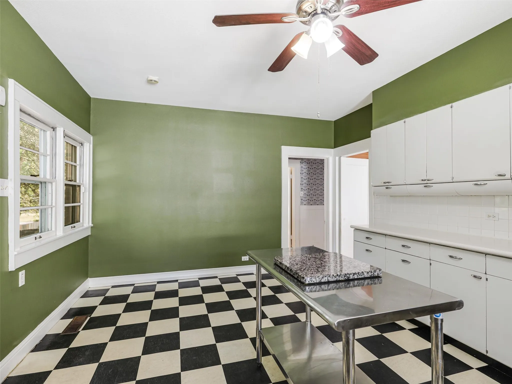 Single Family Residence For Sale in Grayson County , 1119 W Walker Street, Denison, Texas 75020, 3 Bedroom, 2 Bathroom, 2 Garage spaces, 1,941 Sqft, built in 1926, mls#21340047, Real Estate Agent in Denison, Homes For Sale in Grayson county, Homes For Sale in Denison, Realtor in Denison Texas, Real Estate Brokerage Independent Realty Texas, Luminita Cordes Realtor