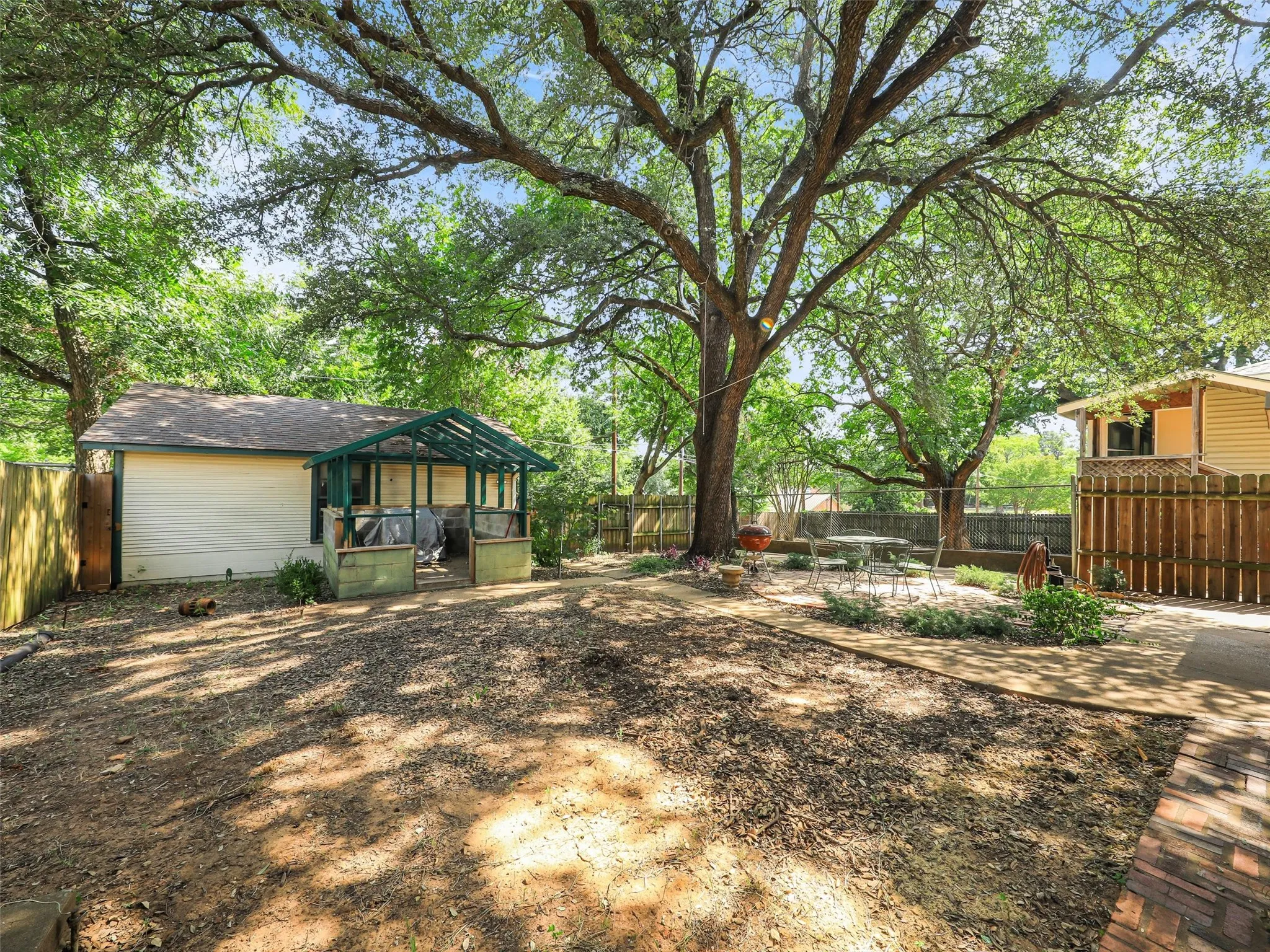 Single Family Residence For Sale in Grayson County , 1119 W Walker Street, Denison, Texas 75020, 3 Bedroom, 2 Bathroom, 2 Garage spaces, 1,941 Sqft, built in 1926, mls#21340047, Real Estate Agent in Denison, Homes For Sale in Grayson county, Homes For Sale in Denison, Realtor in Denison Texas, Real Estate Brokerage Independent Realty Texas, Luminita Cordes Realtor