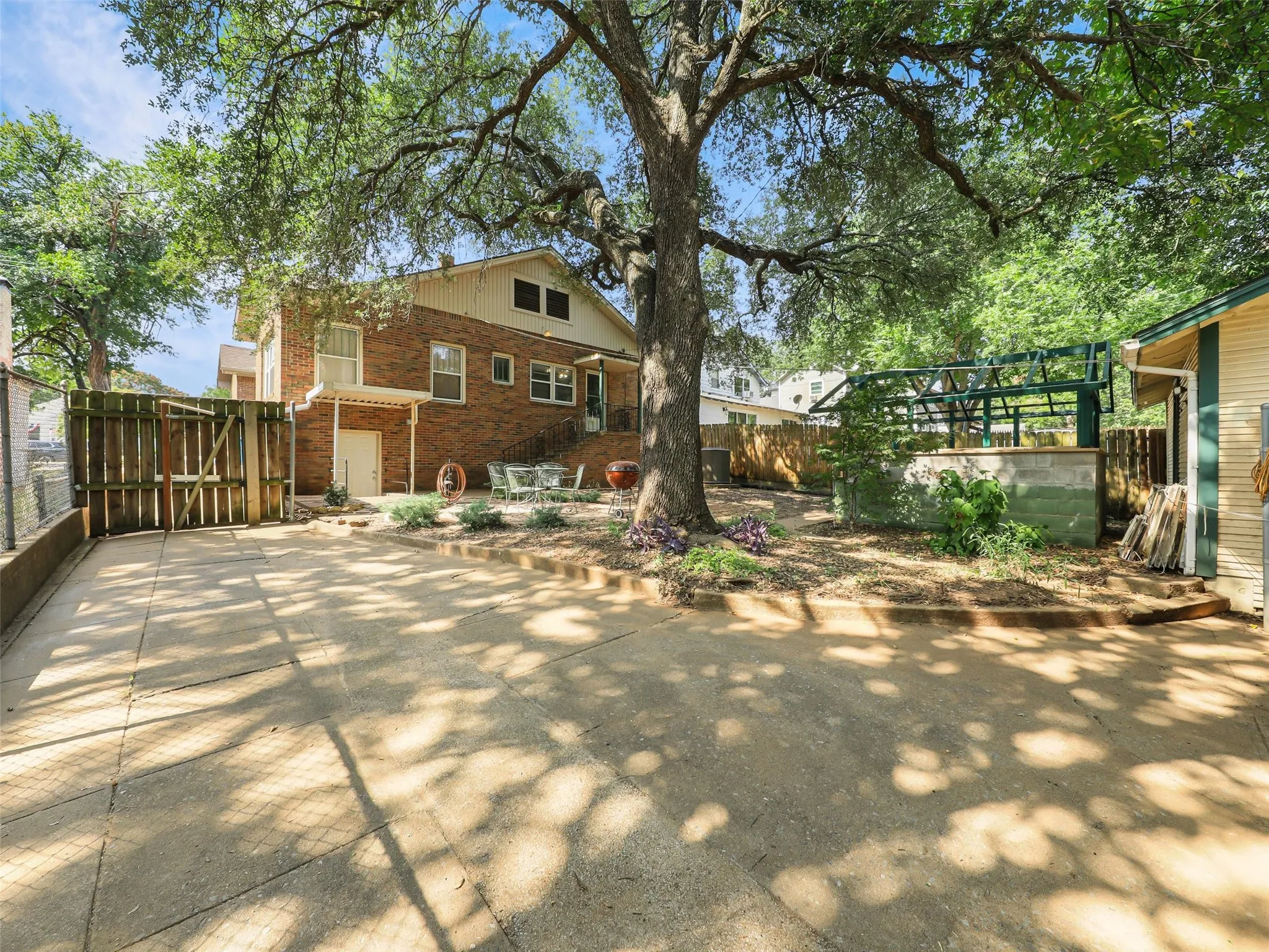 Single Family Residence For Sale in Grayson County , 1119 W Walker Street, Denison, Texas 75020, 3 Bedroom, 2 Bathroom, 2 Garage spaces, 1,941 Sqft, built in 1926, mls#21340047, Real Estate Agent in Denison, Homes For Sale in Grayson county, Homes For Sale in Denison, Realtor in Denison Texas, Real Estate Brokerage Independent Realty Texas, Luminita Cordes Realtor