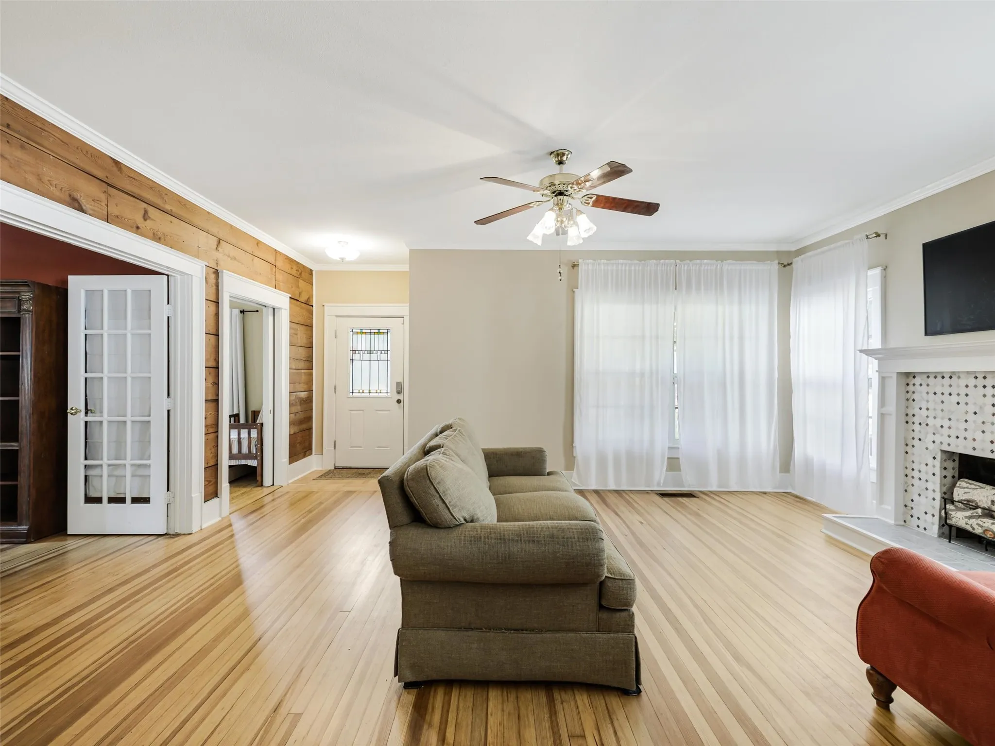Single Family Residence For Sale in Grayson County , 1119 W Walker Street, Denison, Texas 75020, 3 Bedroom, 2 Bathroom, 2 Garage spaces, 1,941 Sqft, built in 1926, mls#21340047, Real Estate Agent in Denison, Homes For Sale in Grayson county, Homes For Sale in Denison, Realtor in Denison Texas, Real Estate Brokerage Independent Realty Texas, Luminita Cordes Realtor