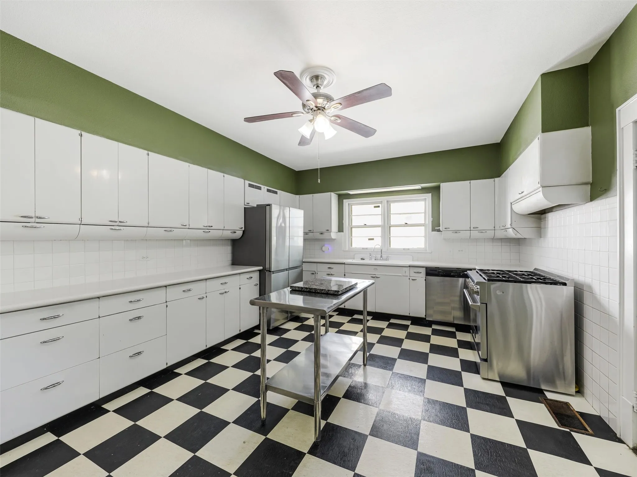 Single Family Residence For Sale in Grayson County , 1119 W Walker Street, Denison, Texas 75020, 3 Bedroom, 2 Bathroom, 2 Garage spaces, 1,941 Sqft, built in 1926, mls#21340047, Real Estate Agent in Denison, Homes For Sale in Grayson county, Homes For Sale in Denison, Realtor in Denison Texas, Real Estate Brokerage Independent Realty Texas, Luminita Cordes Realtor