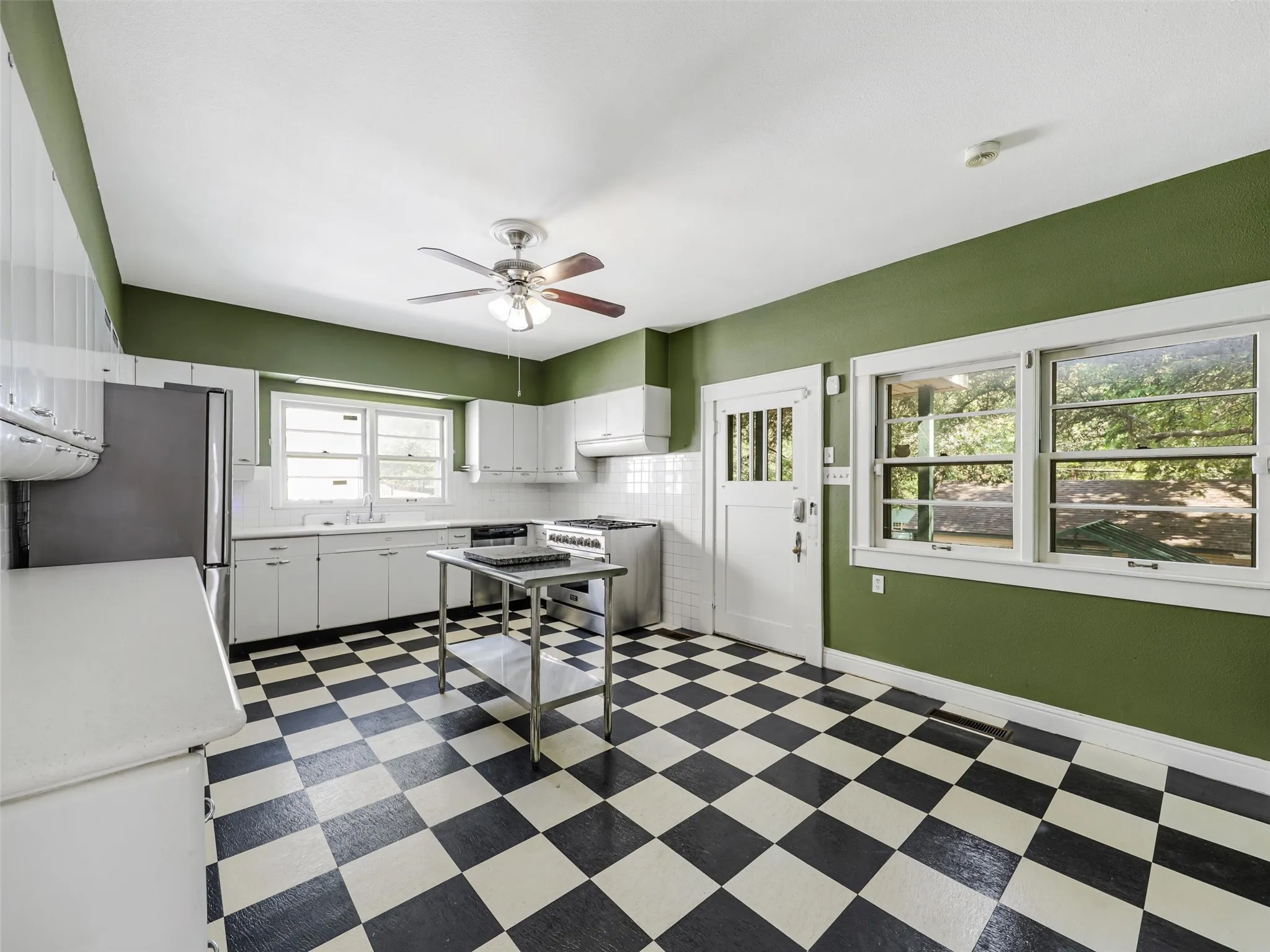 Single Family Residence For Sale in Grayson County , 1119 W Walker Street, Denison, Texas 75020, 3 Bedroom, 2 Bathroom, 2 Garage spaces, 1,941 Sqft, built in 1926, mls#21340047, Real Estate Agent in Denison, Homes For Sale in Grayson county, Homes For Sale in Denison, Realtor in Denison Texas, Real Estate Brokerage Independent Realty Texas, Luminita Cordes Realtor
