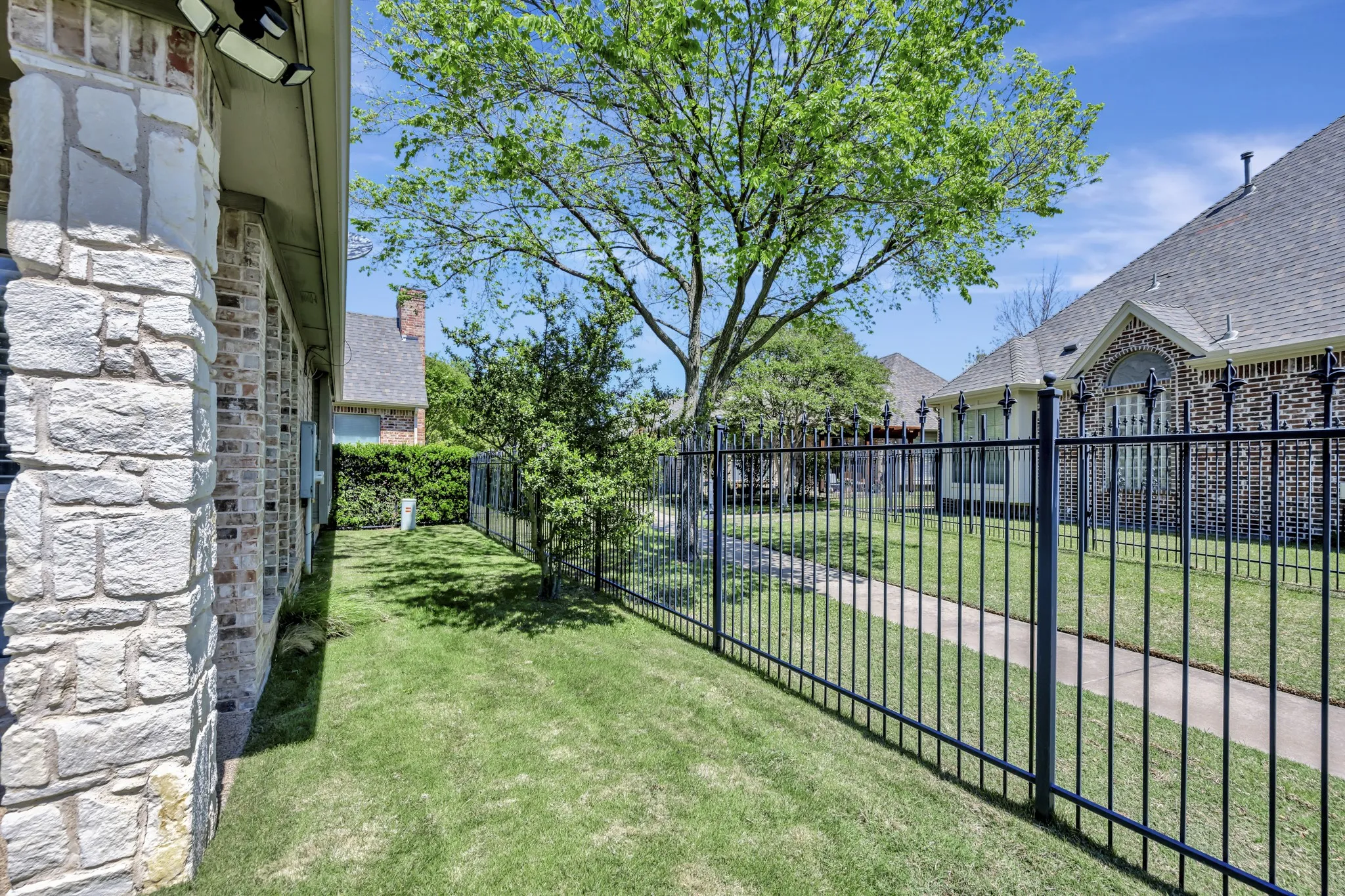 Single Family Residence For Sale in Tarrant County , 221 Versailles Lane, Keller, Texas 76248, 3 Bedroom, 3 Bathroom, 2 Garage spaces, 2,757 Sqft, built in 2002, mls#21338957, Real Estate Agent in Keller, Homes For Sale in Tarrant county, Homes For Sale in Keller, Realtor in Keller Texas, Real Estate Brokerage Independent Realty Texas, Luminita Cordes Realtor