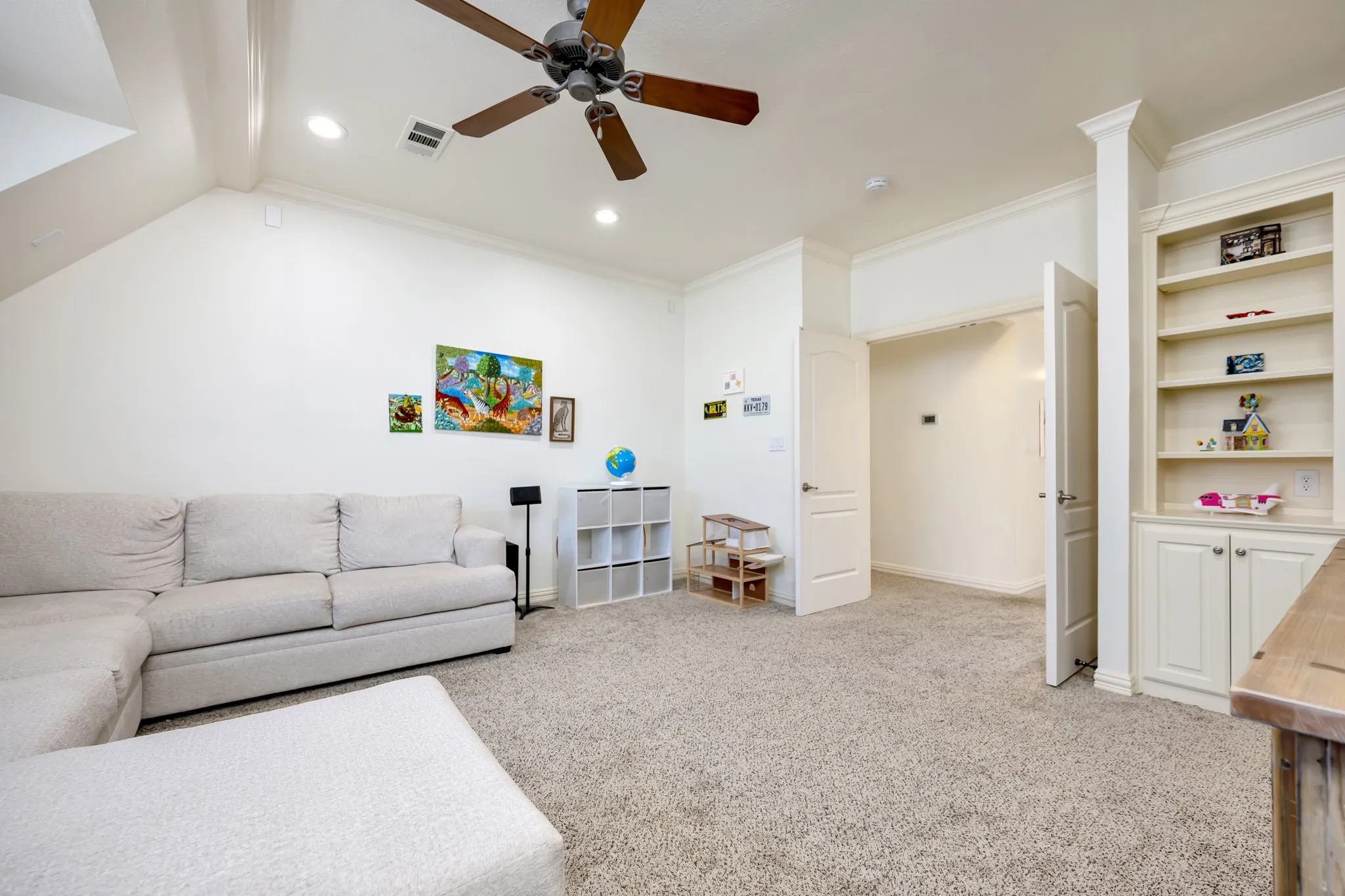 Single Family Residence For Sale in Tarrant County , 221 Versailles Lane, Keller, Texas 76248, 3 Bedroom, 3 Bathroom, 2 Garage spaces, 2,757 Sqft, built in 2002, mls#21338957, Real Estate Agent in Keller, Homes For Sale in Tarrant county, Homes For Sale in Keller, Realtor in Keller Texas, Real Estate Brokerage Independent Realty Texas, Luminita Cordes Realtor